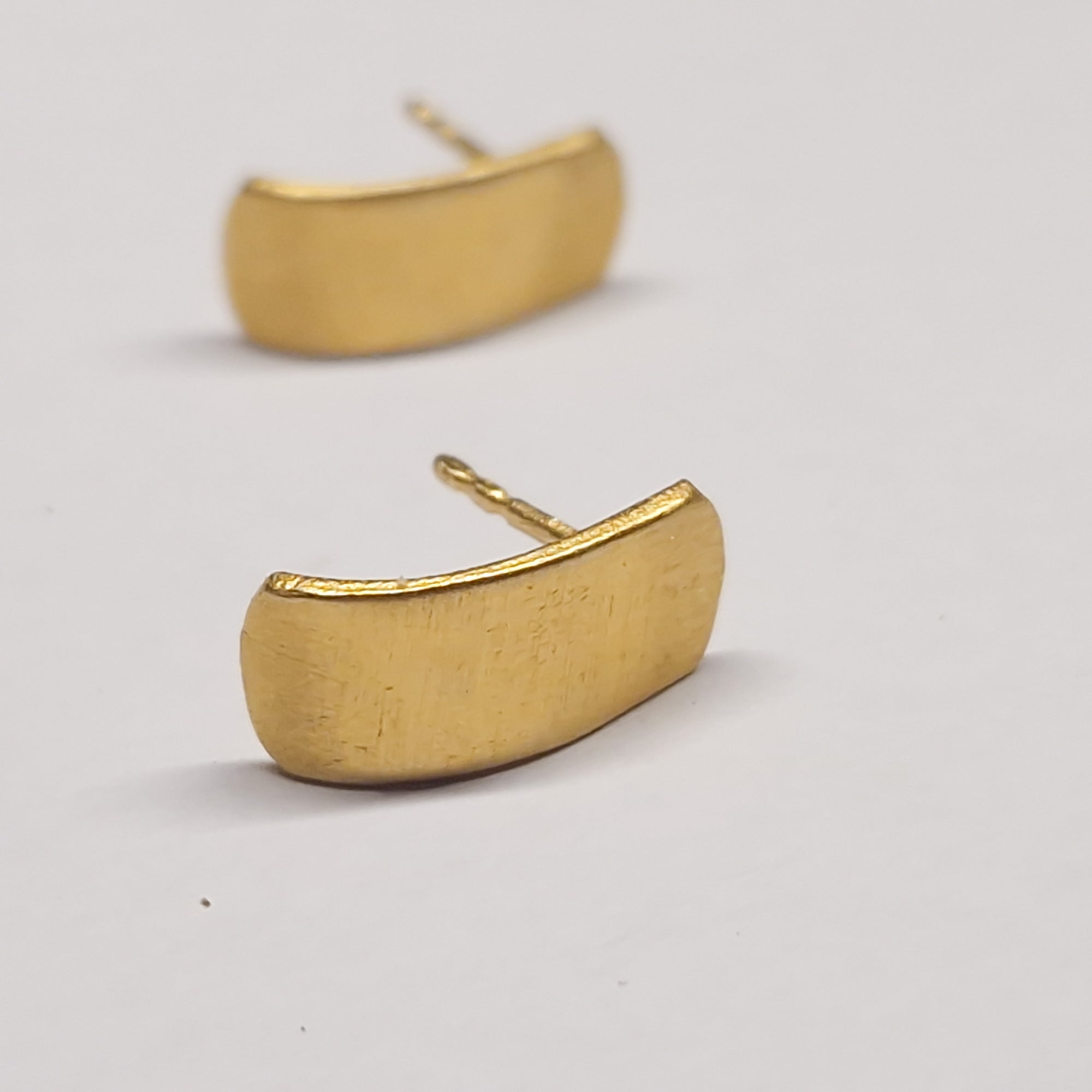 Gold stud earrings for men and woman