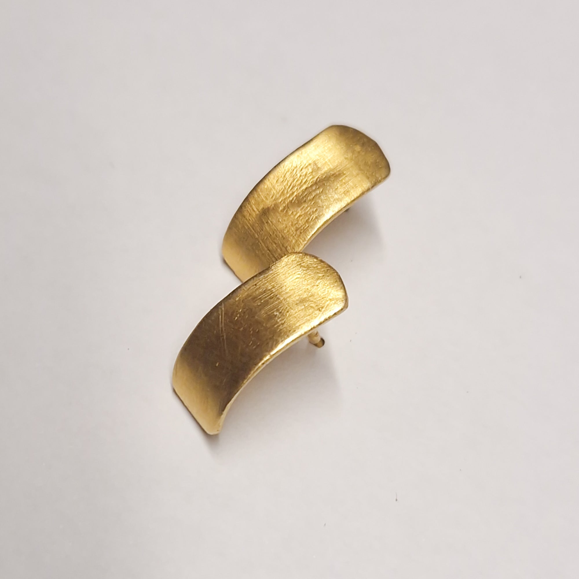 Gold stud earrings for men and woman