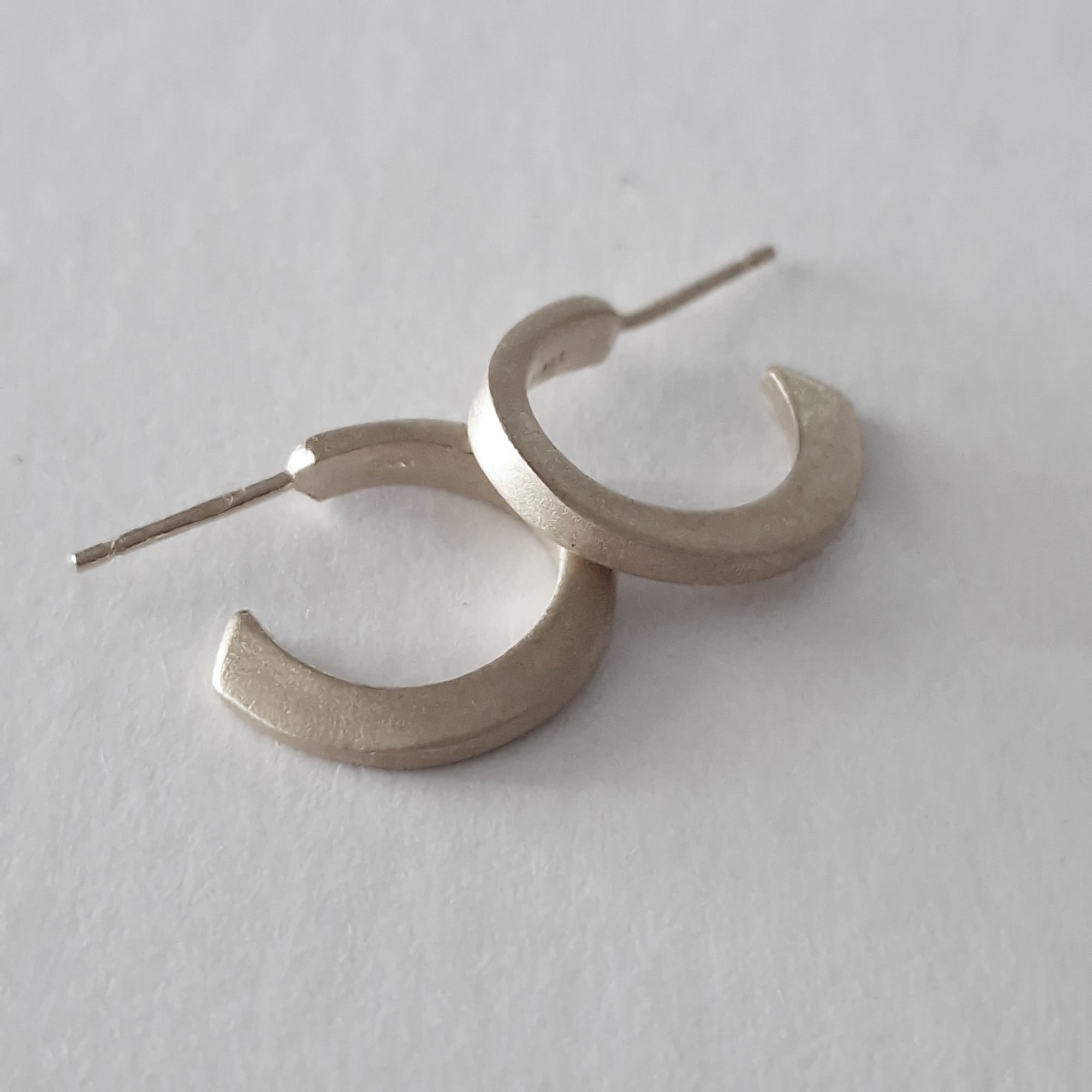 Minimal hoop earrings in silver