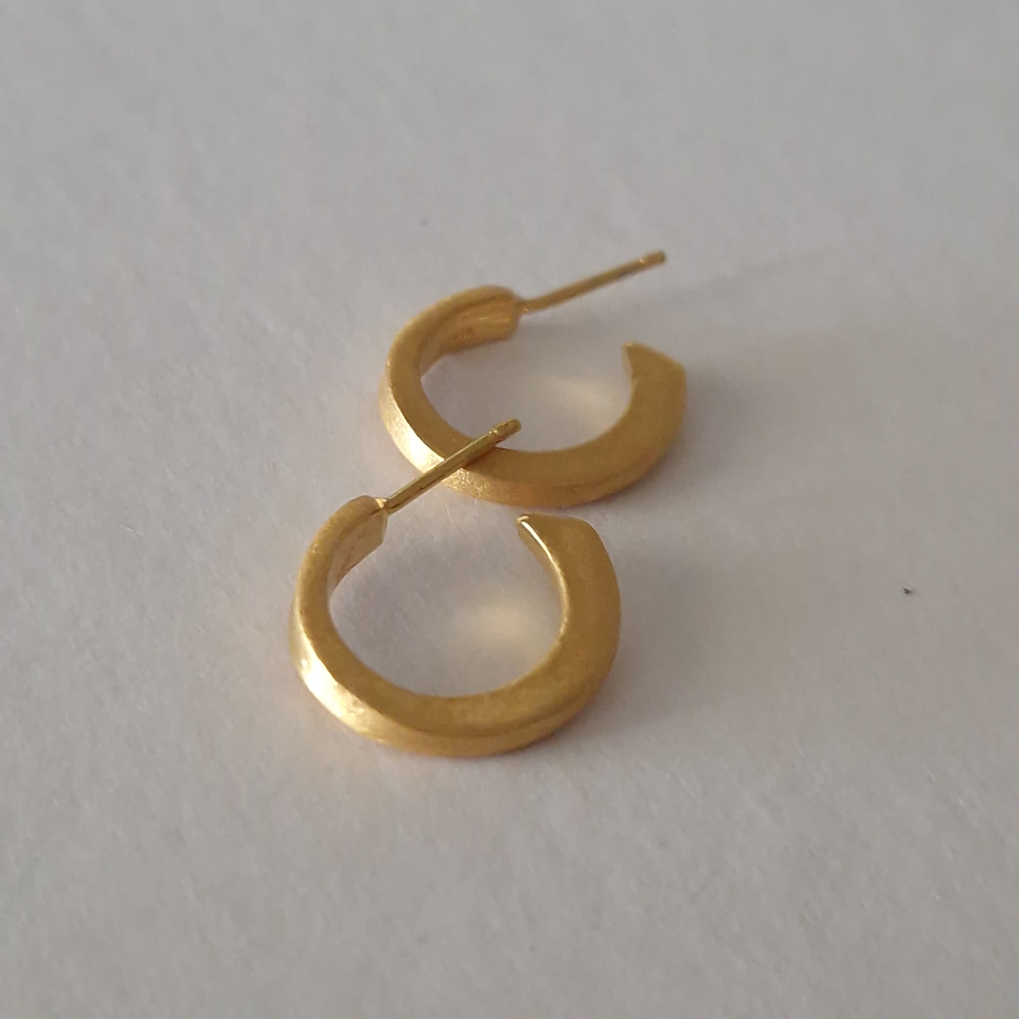 Minimal hoop earrings in silver, gold plated.