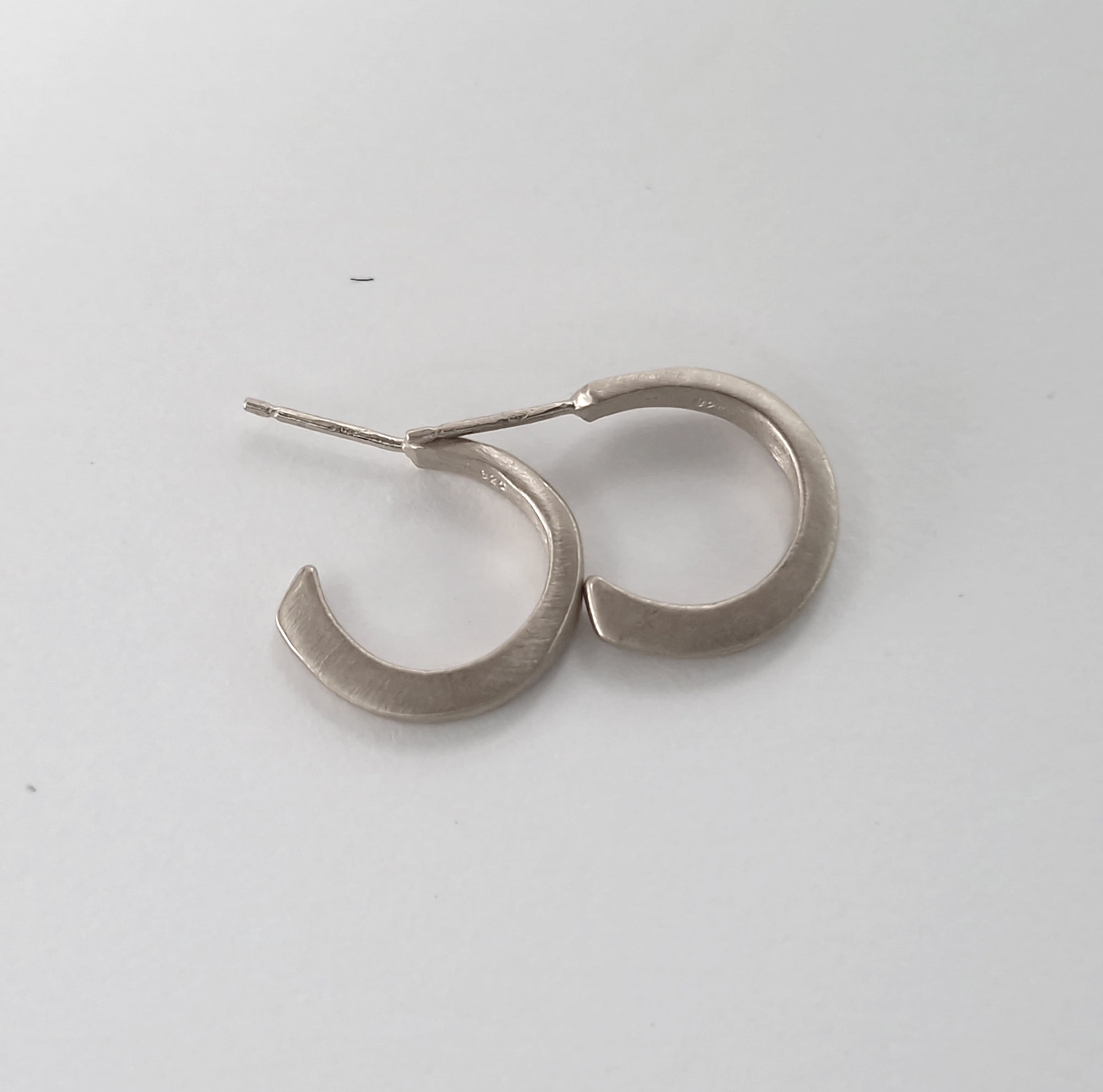 Minimal hoop earrings in silver