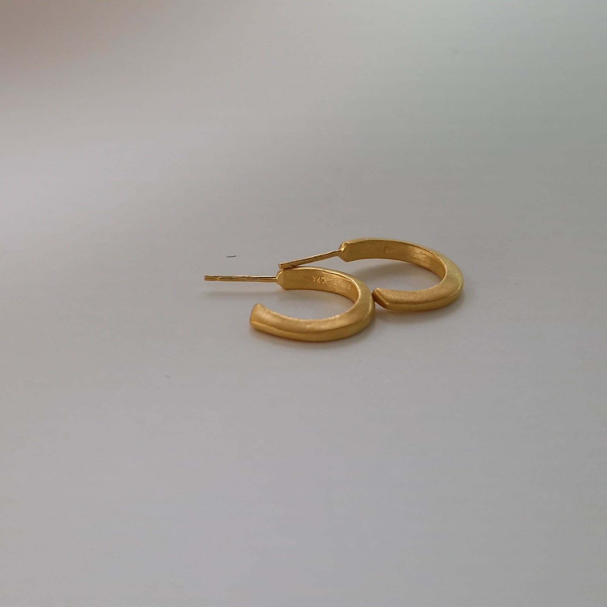 Minimal hoop earrings in silver, gold plated.