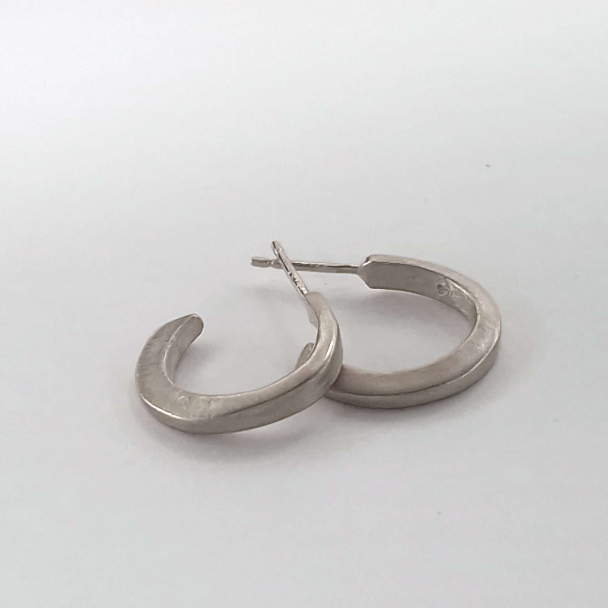 Minimal hoop earrings in silver