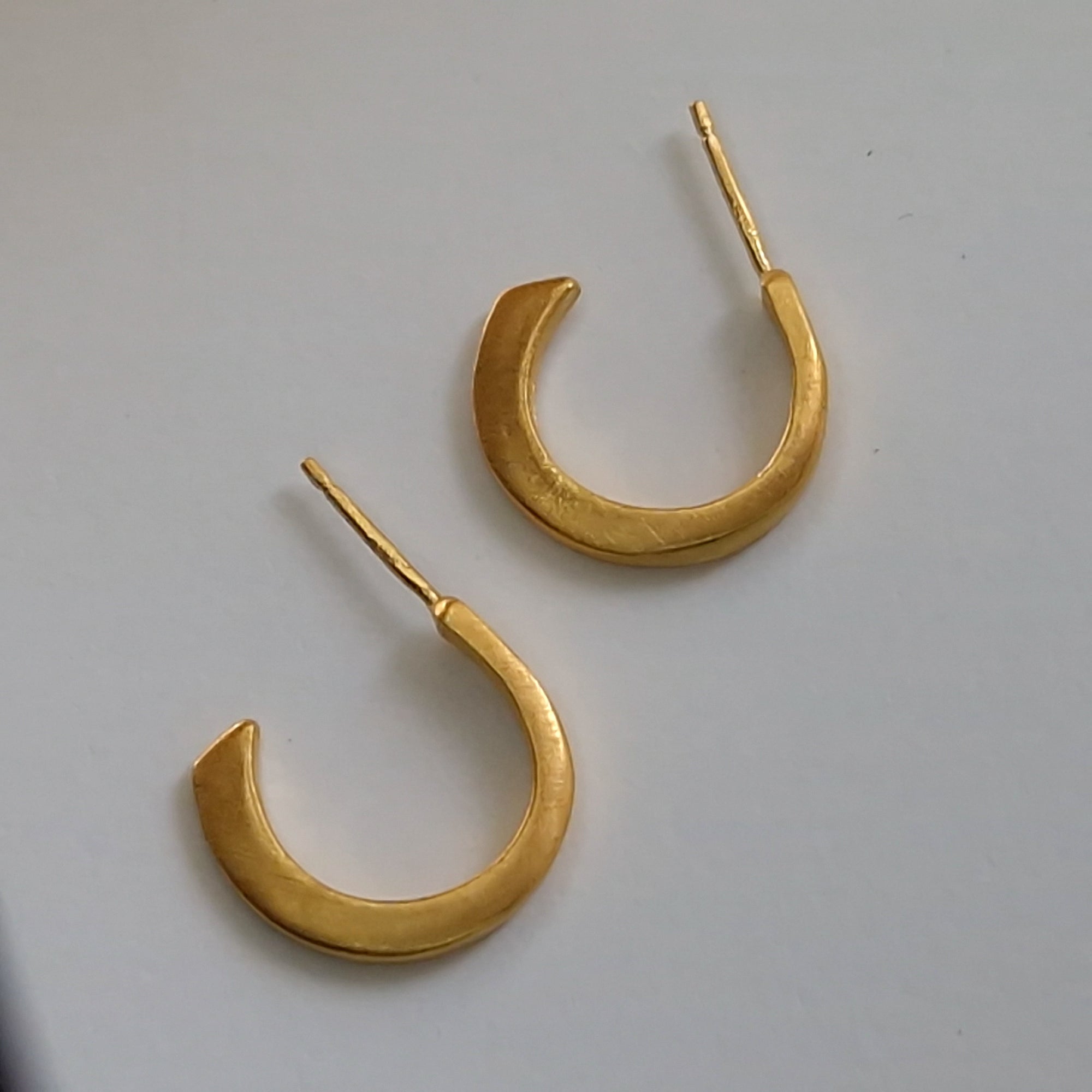 Minimal hoop earrings in silver, gold plated.