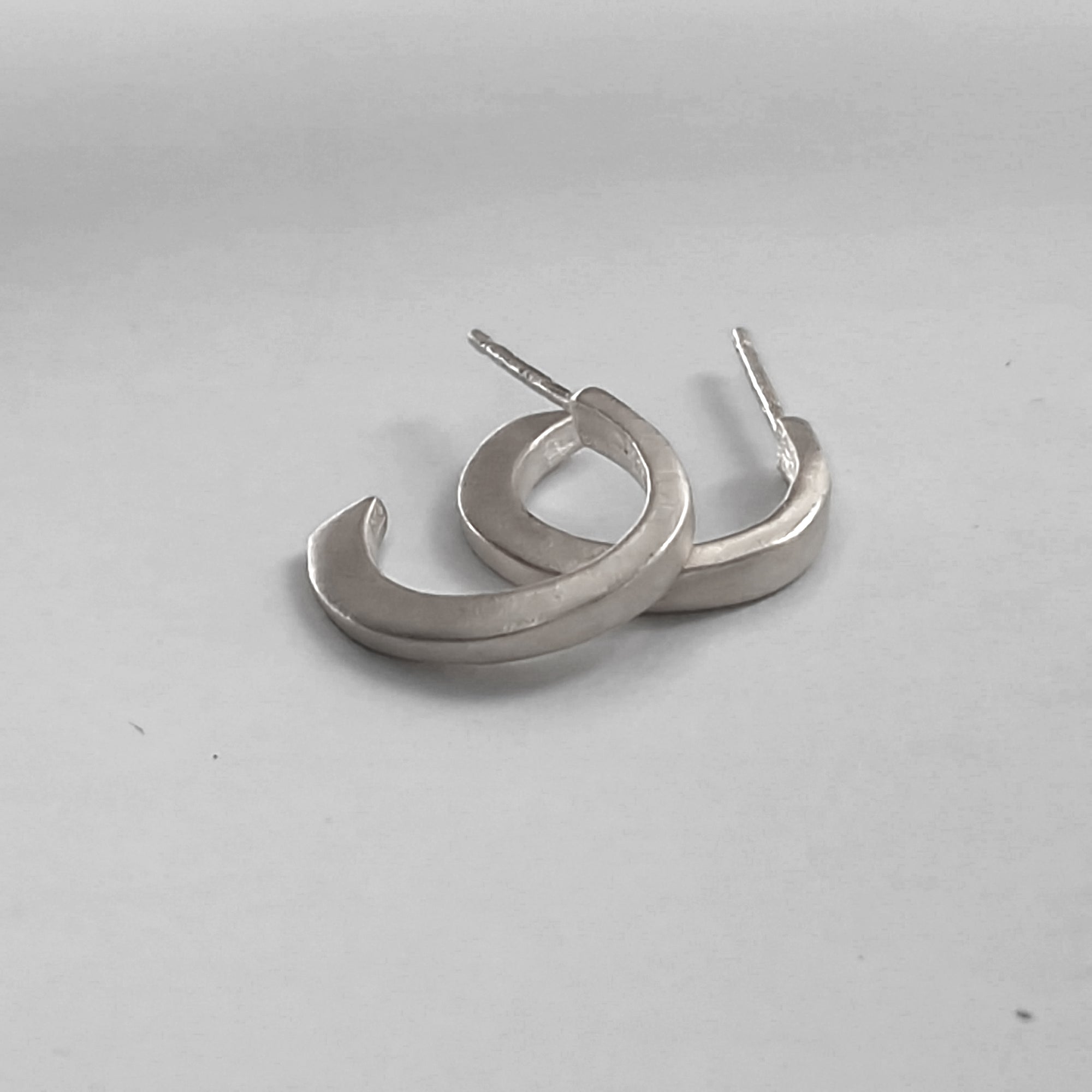 Minimal hoop earrings in silver