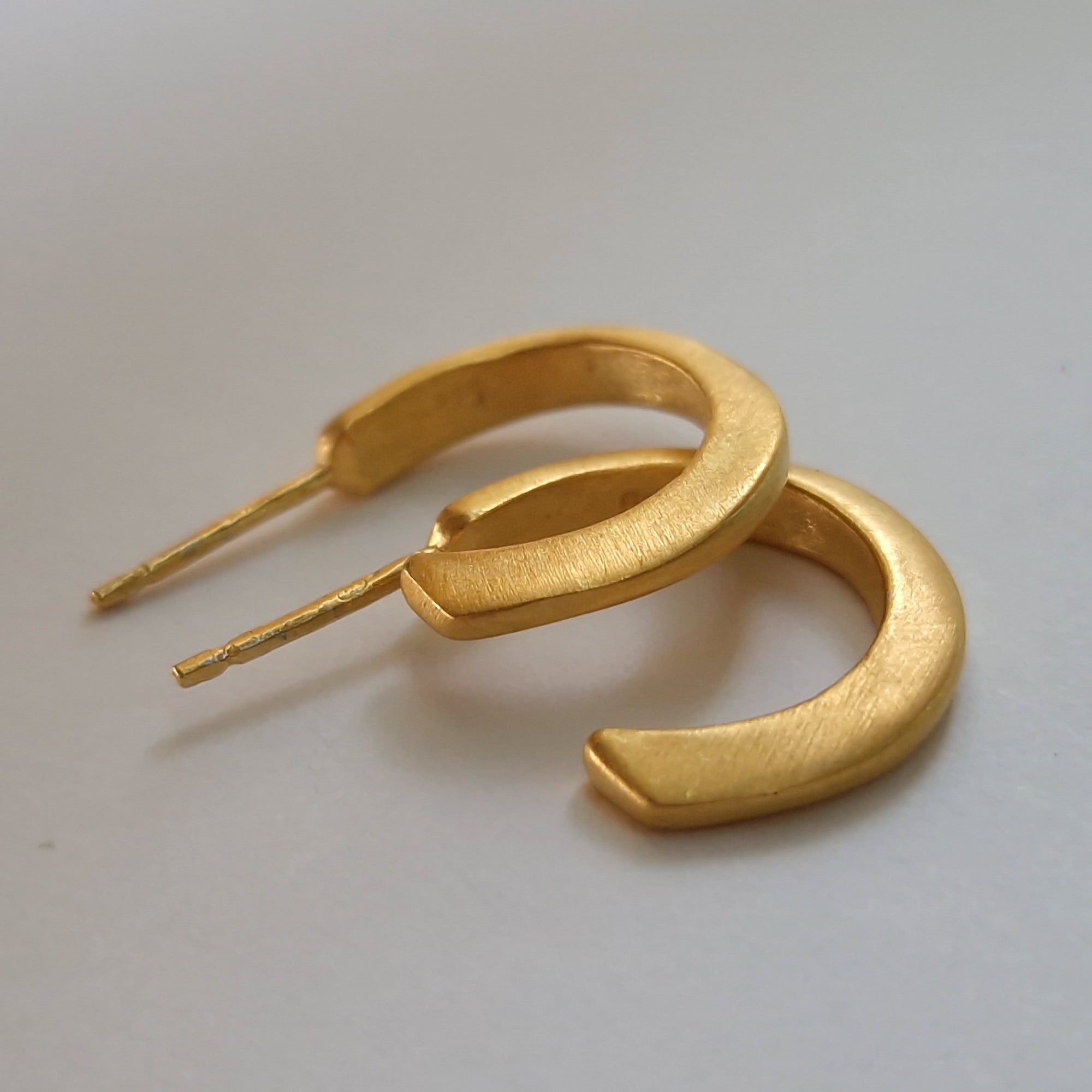 Minimal hoop earrings in silver, gold plated.