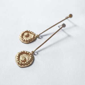 These unique long ear studs feature delicate dots that resemble seeds or raindrops and add understated sophistication to any outfit. They are part of the "Dots" collection and made of durable gold-plated sterling silver. Ideal as a gift or personal treat for adding elegance and sophistication to any outfit.   Details  Materials: Sterling silver, gold plated Earrings laugh: 5,2 cm Motif size: 1,5 x 1,4 cm