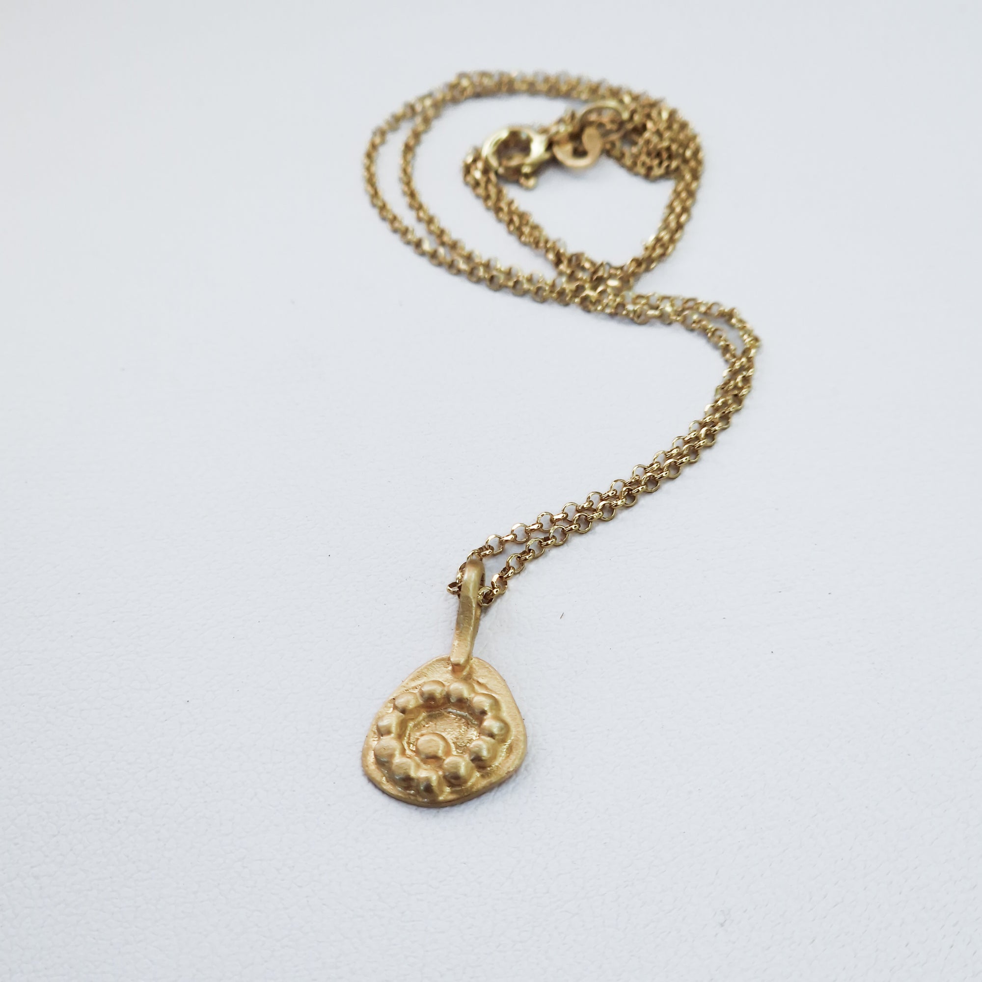 Small gold necklace «Dots»