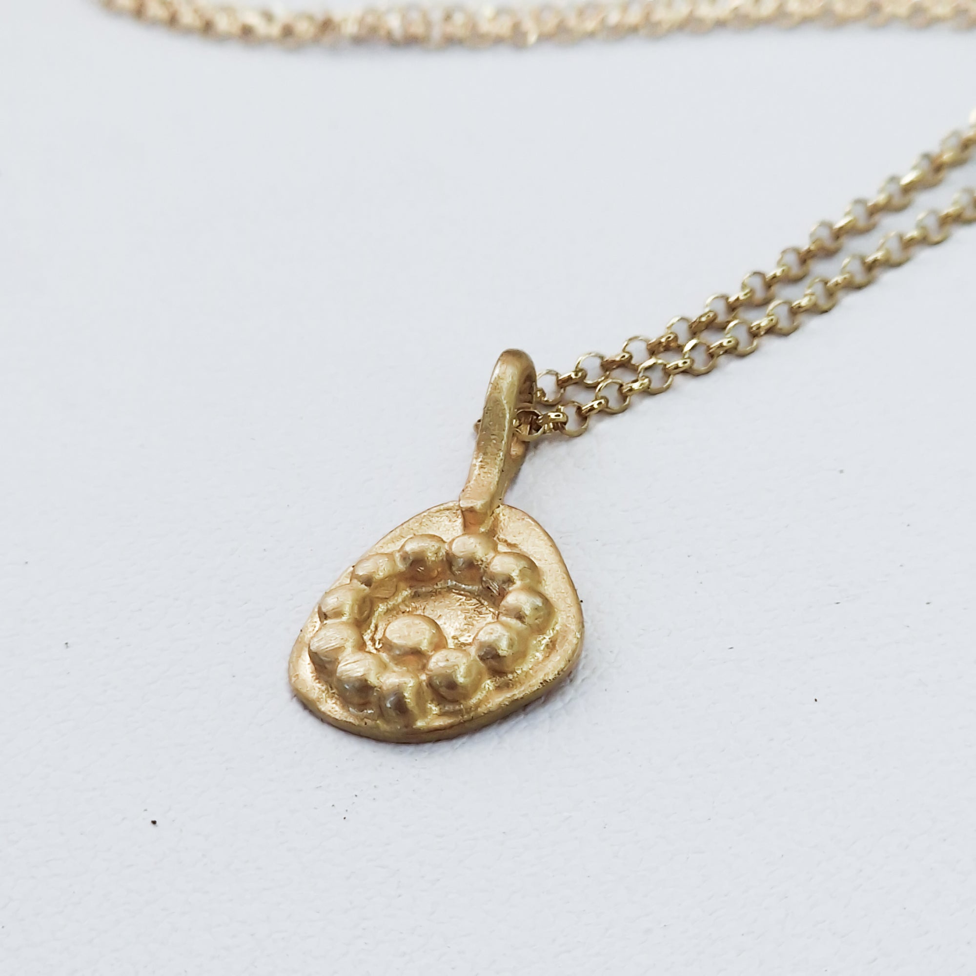 Small gold necklace «Dots»