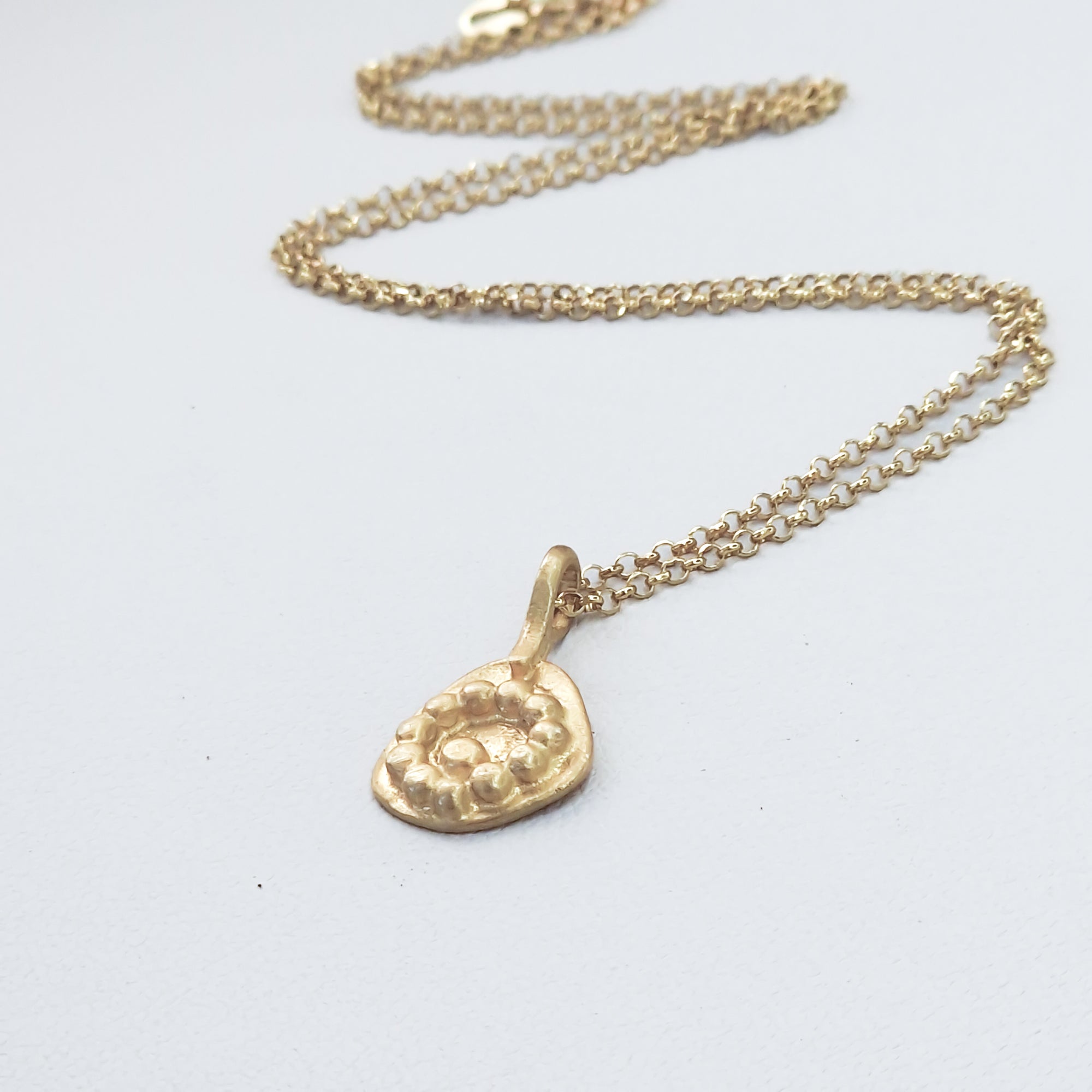 Small gold necklace «Dots»