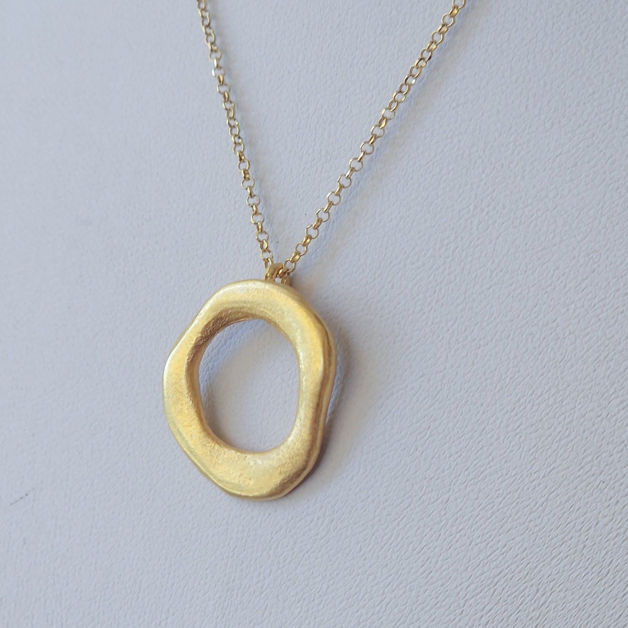 Gold circle necklace