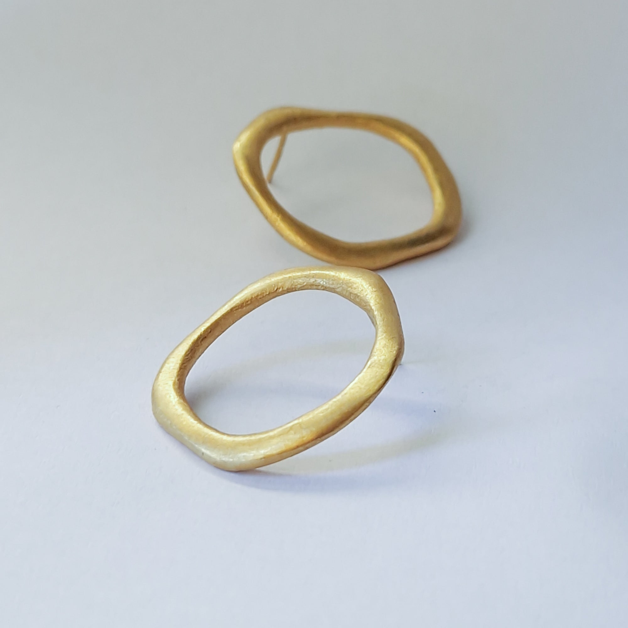 Front facing gold plated «Circle» hoops