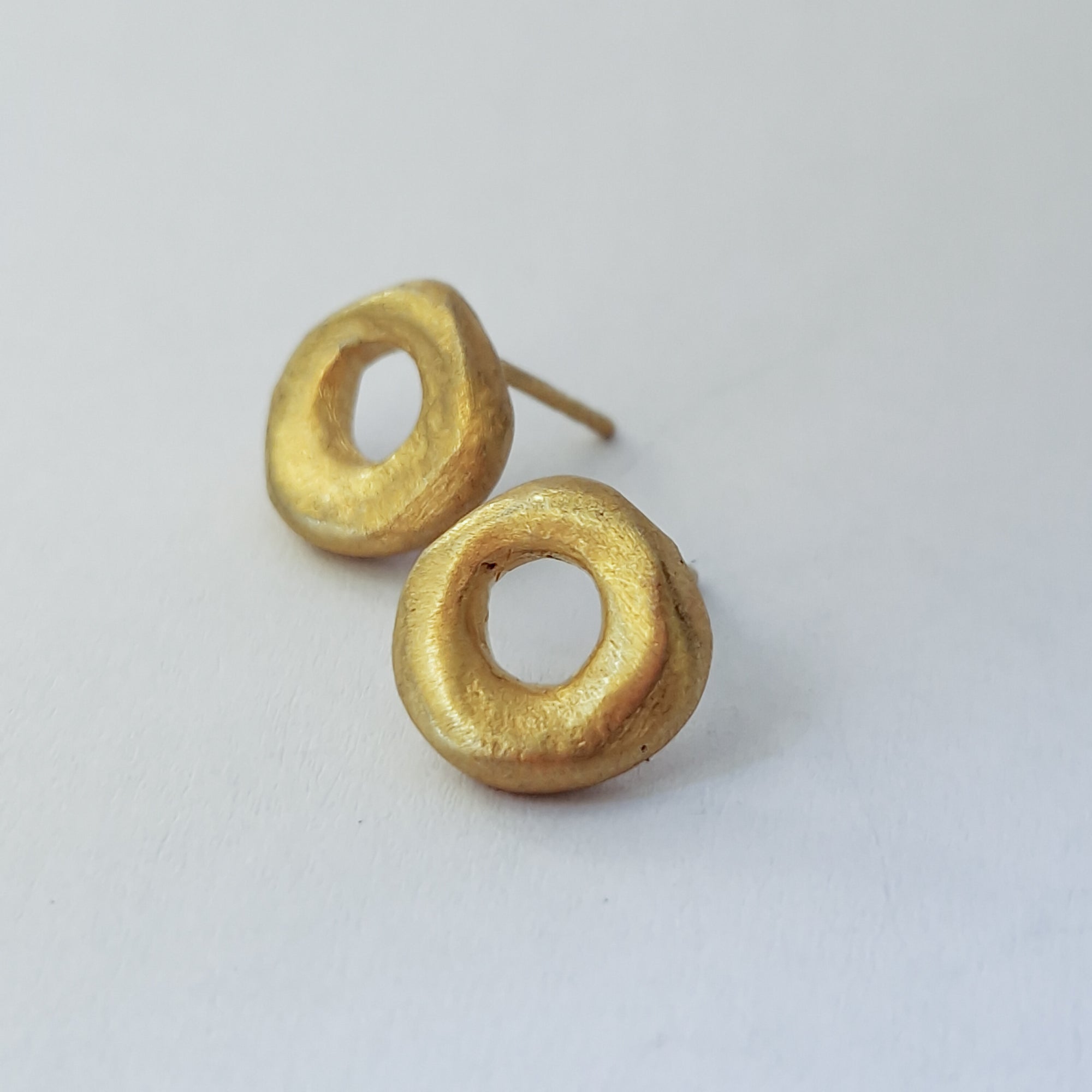 Small gold plated front facing hoops «Circle»