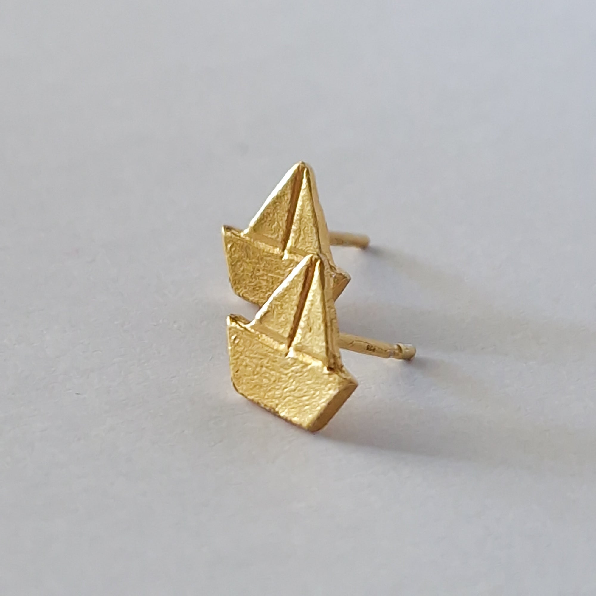 Gold stud earrings «Boats»