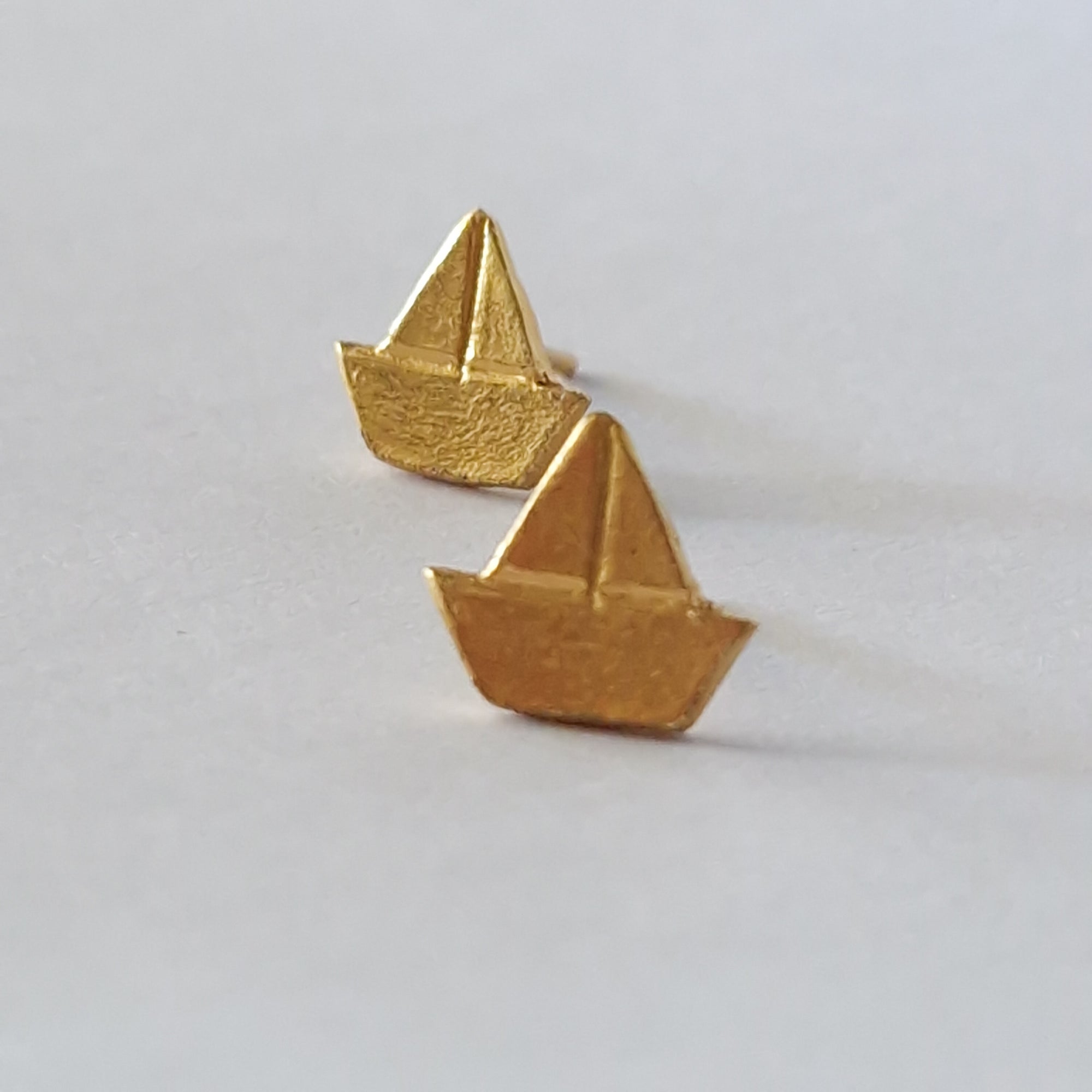 Gold stud earrings «Boats»