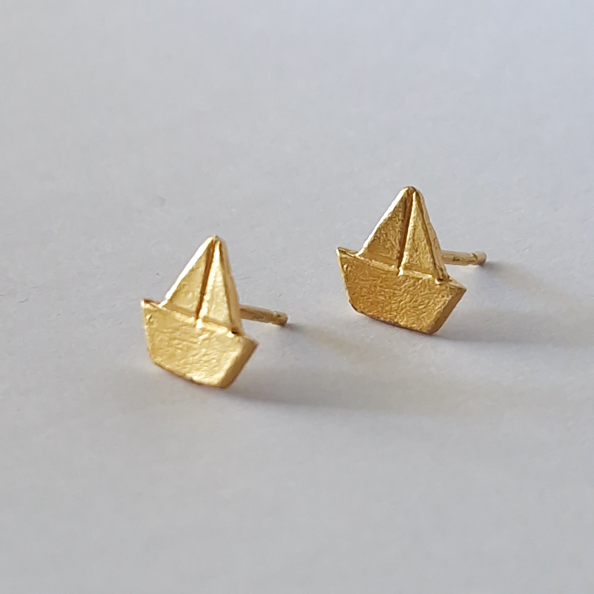 Gold stud earrings «Boats»