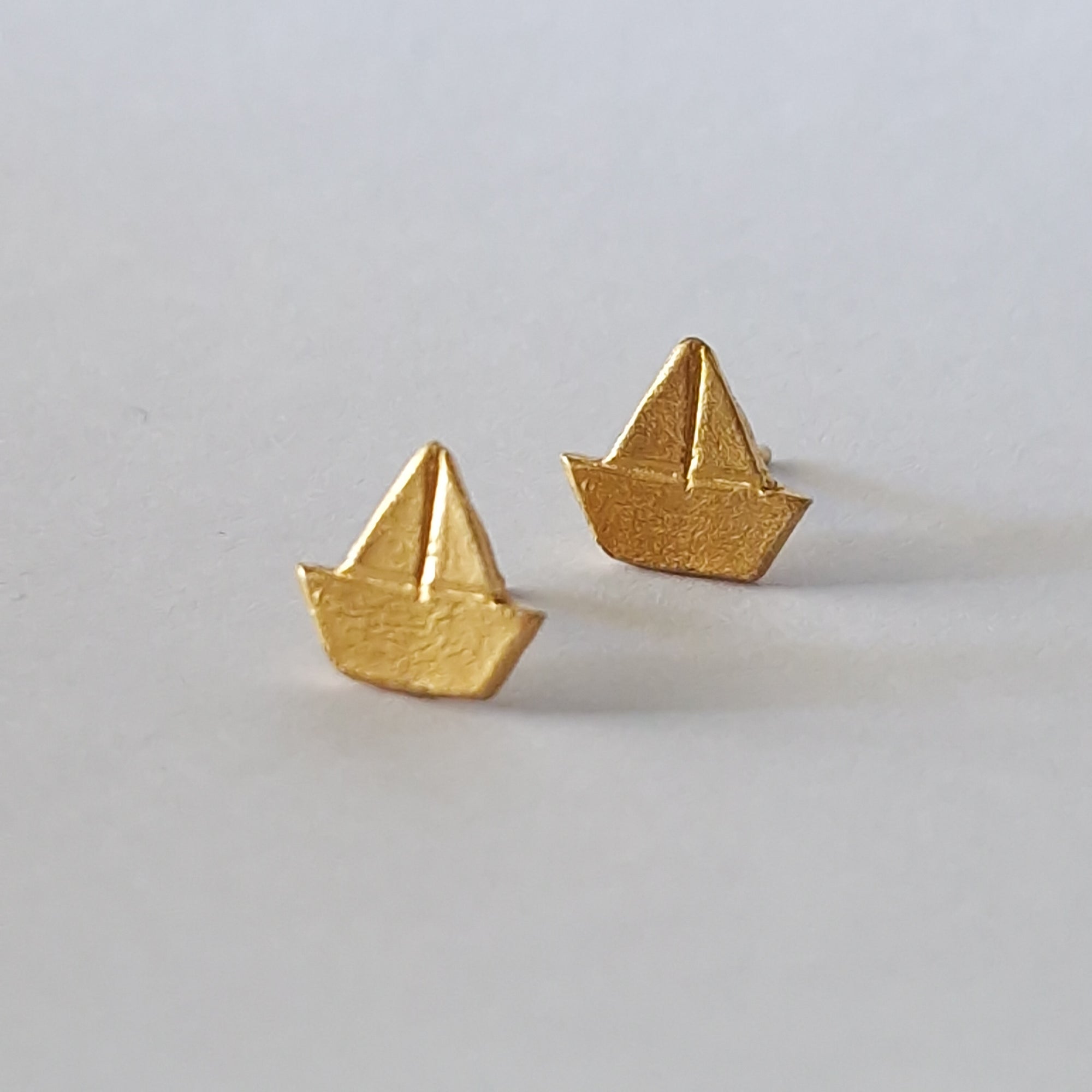 Gold stud earrings «Boats»