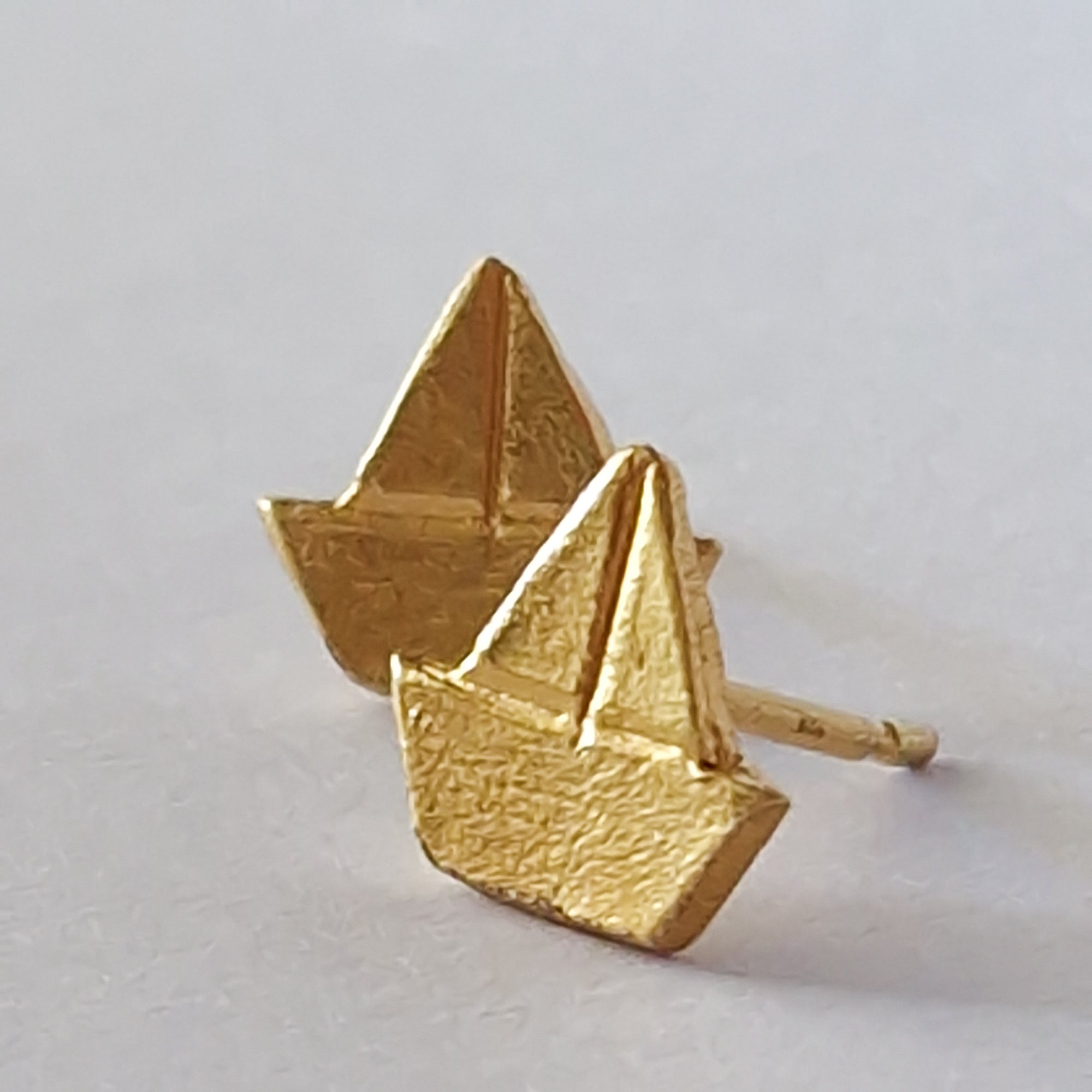 Gold stud earrings «Boats»