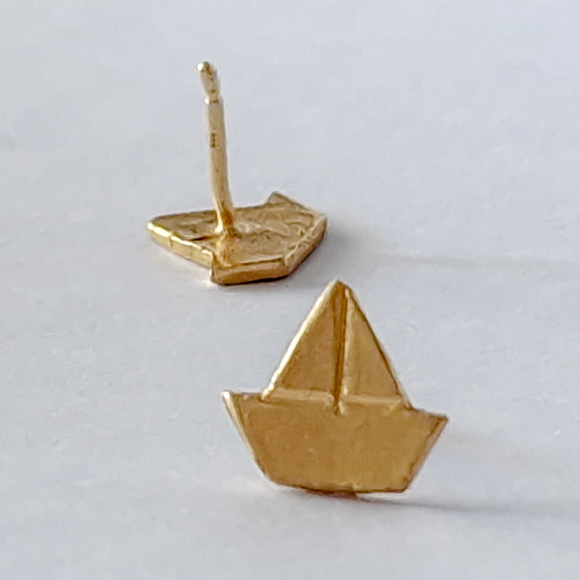 Gold stud earrings «Boats»