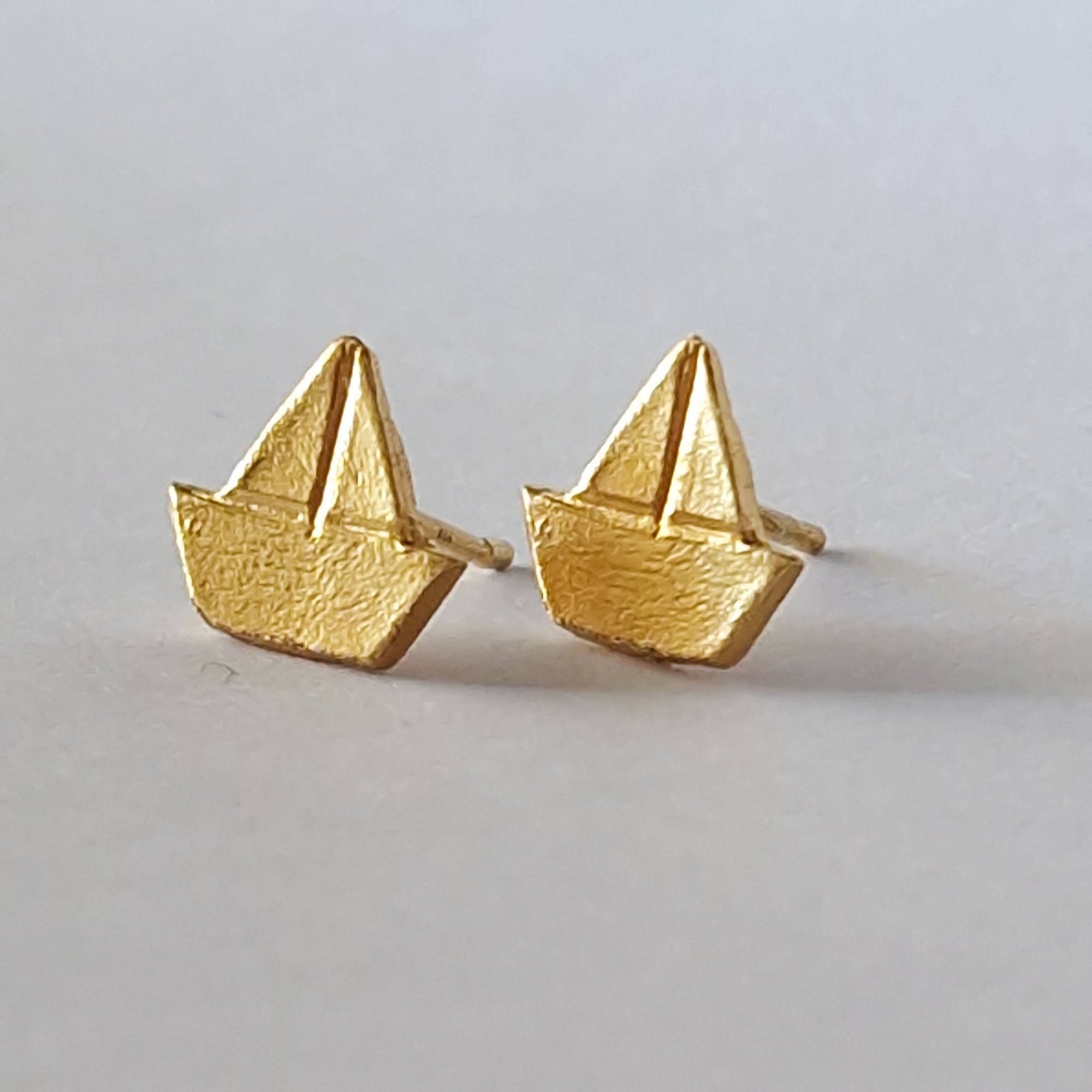 Gold stud earrings «Boats»