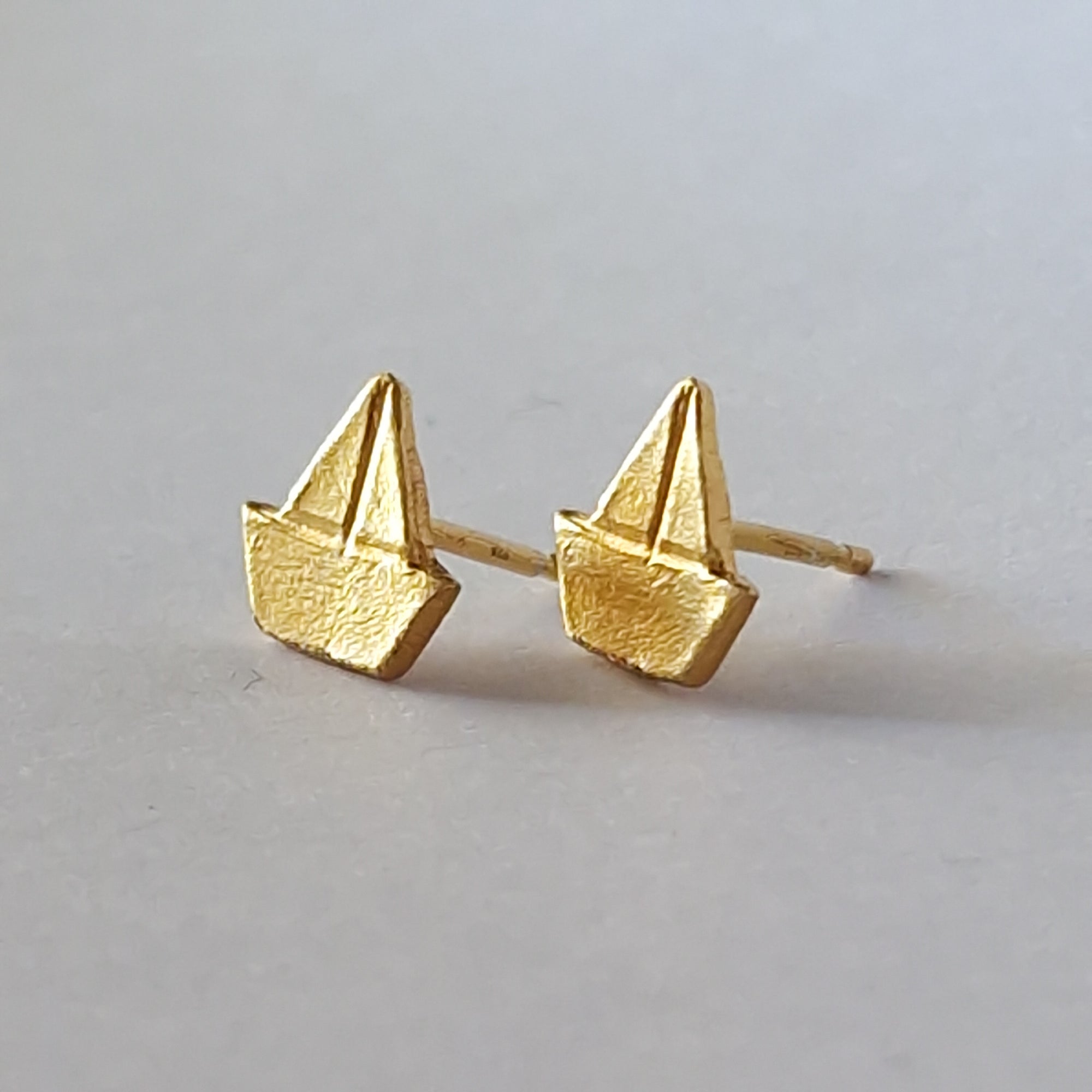 Gold stud earrings «Boats»