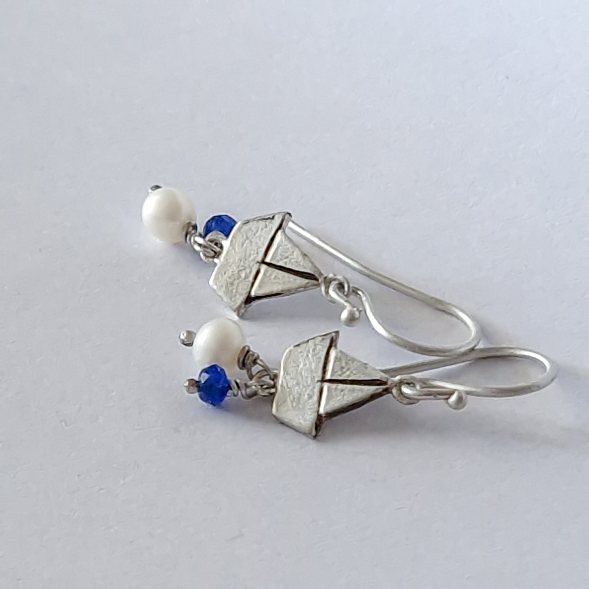 Silver «boats» earrings with dangling pearl and blue agate