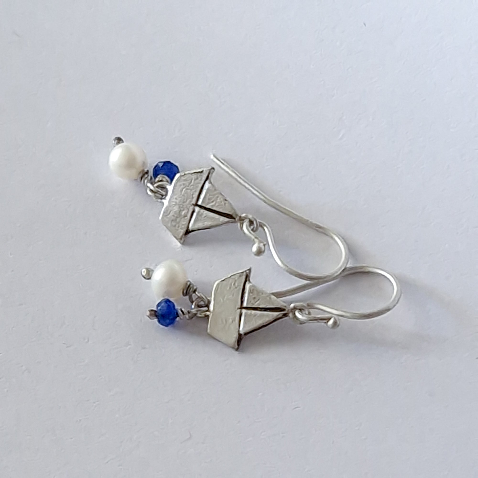 Silver «boats» earrings with dangling pearl and blue agate