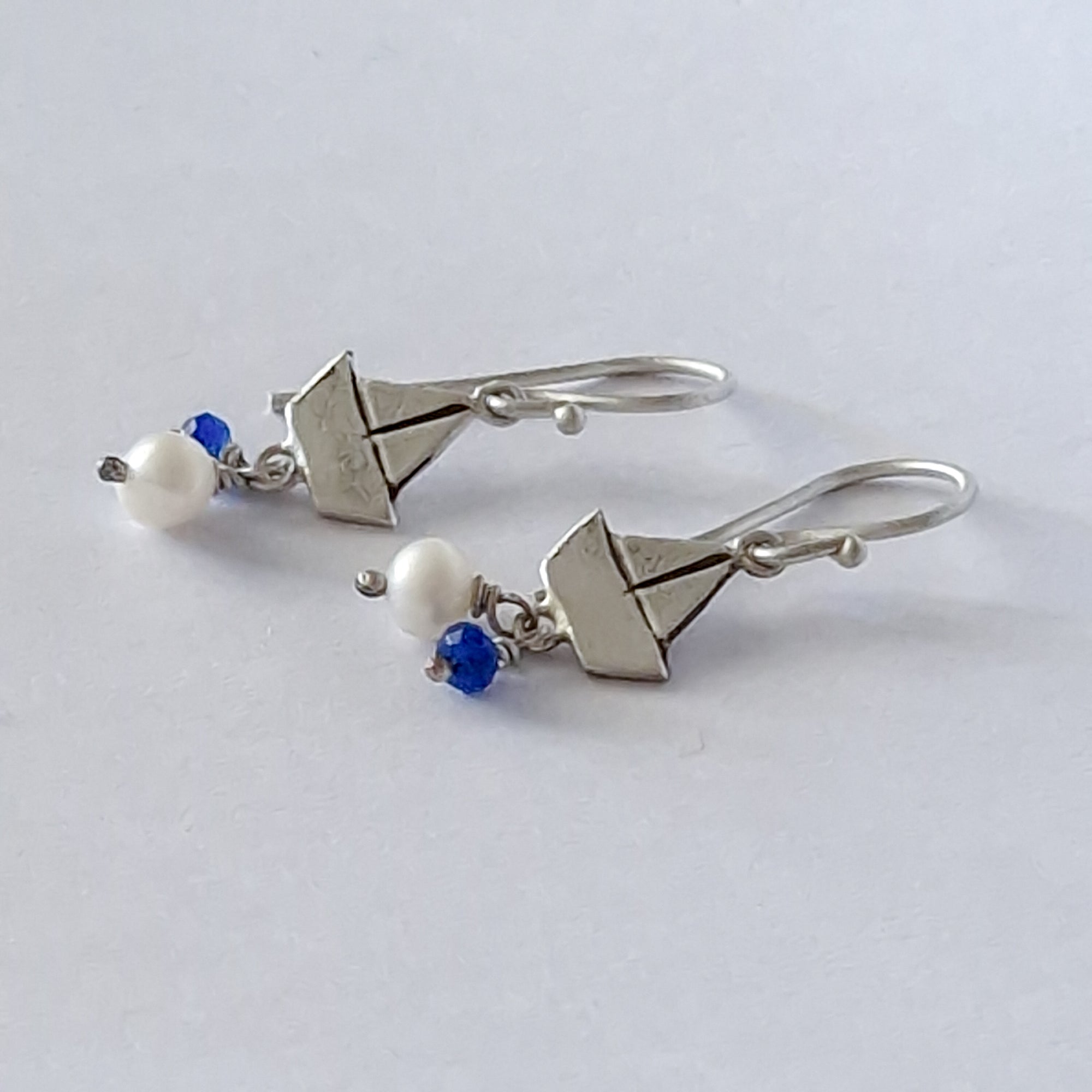 Silver «boats» earrings with dangling pearl and blue agate