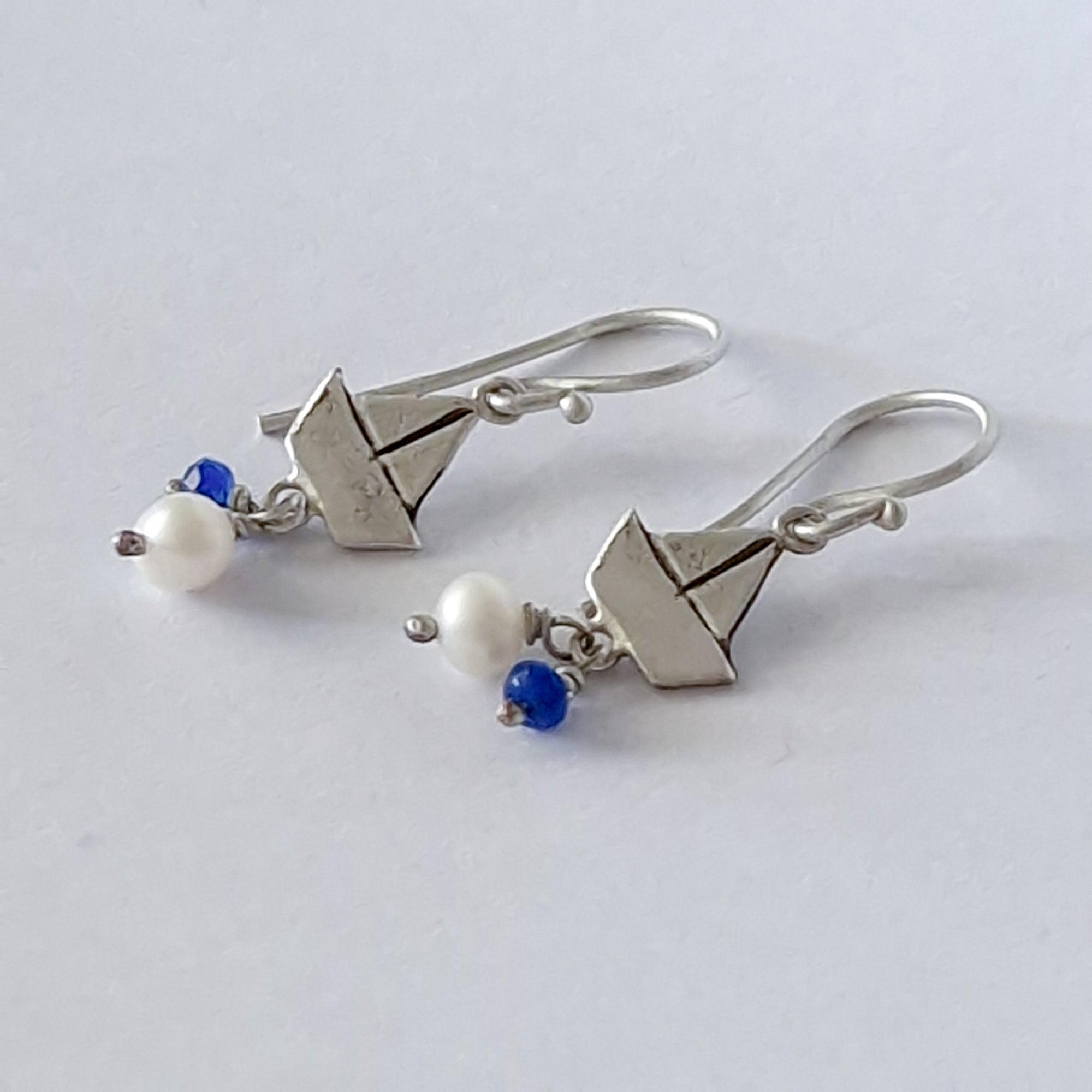 Silver «boats» earrings with dangling pearl and blue agate