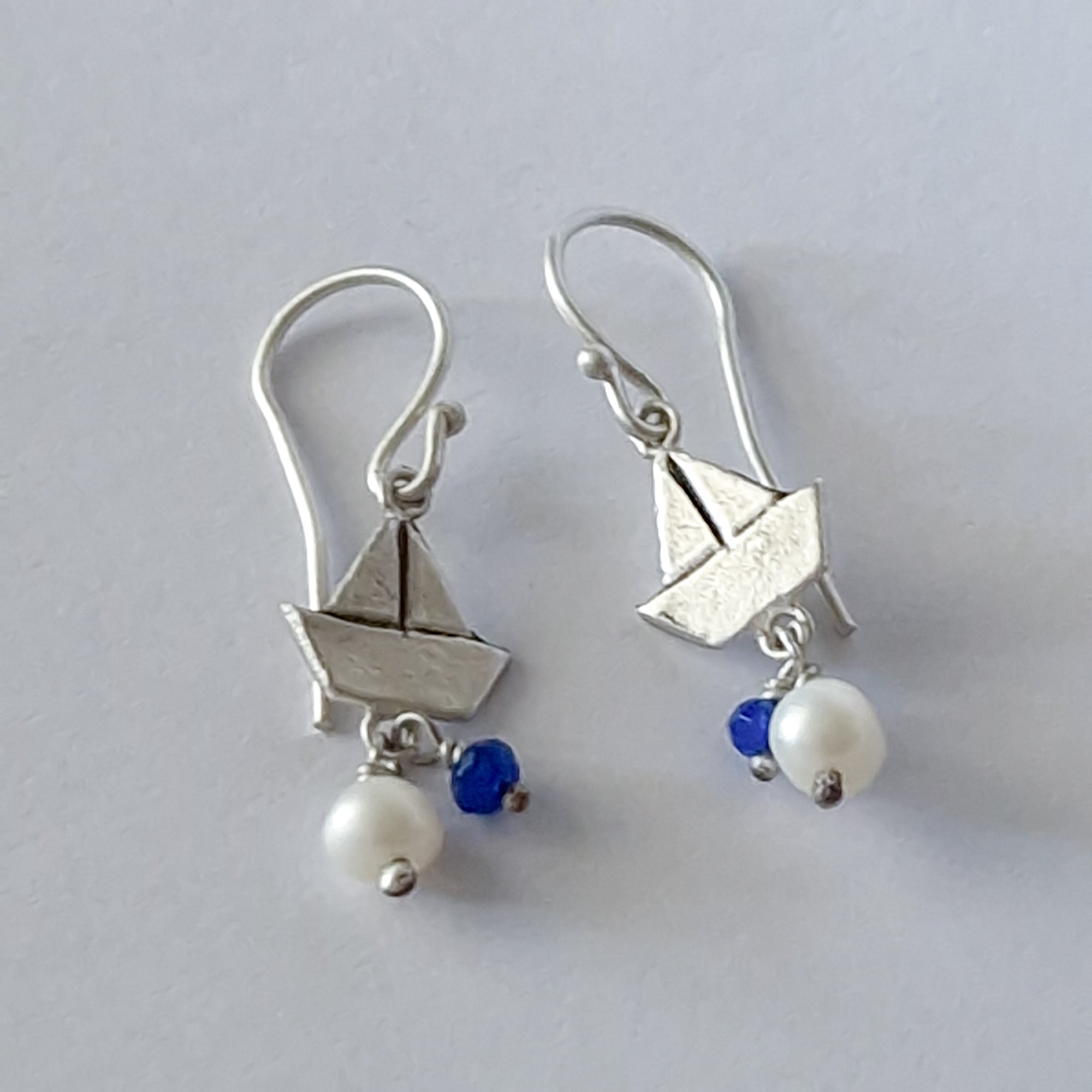 Silver «boats» earrings with dangling pearl and blue agate