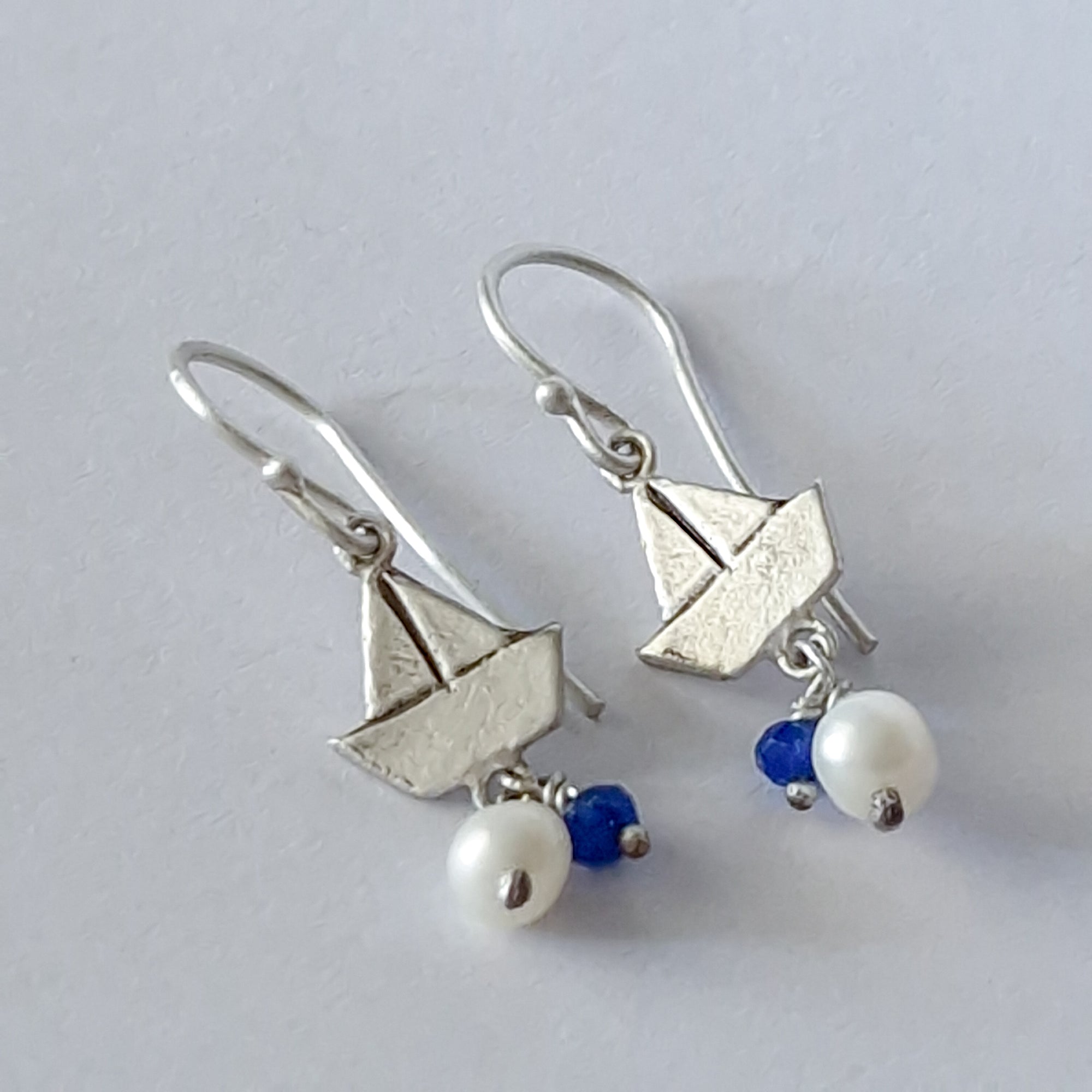 Silver «boats» earrings with dangling pearl and blue agate