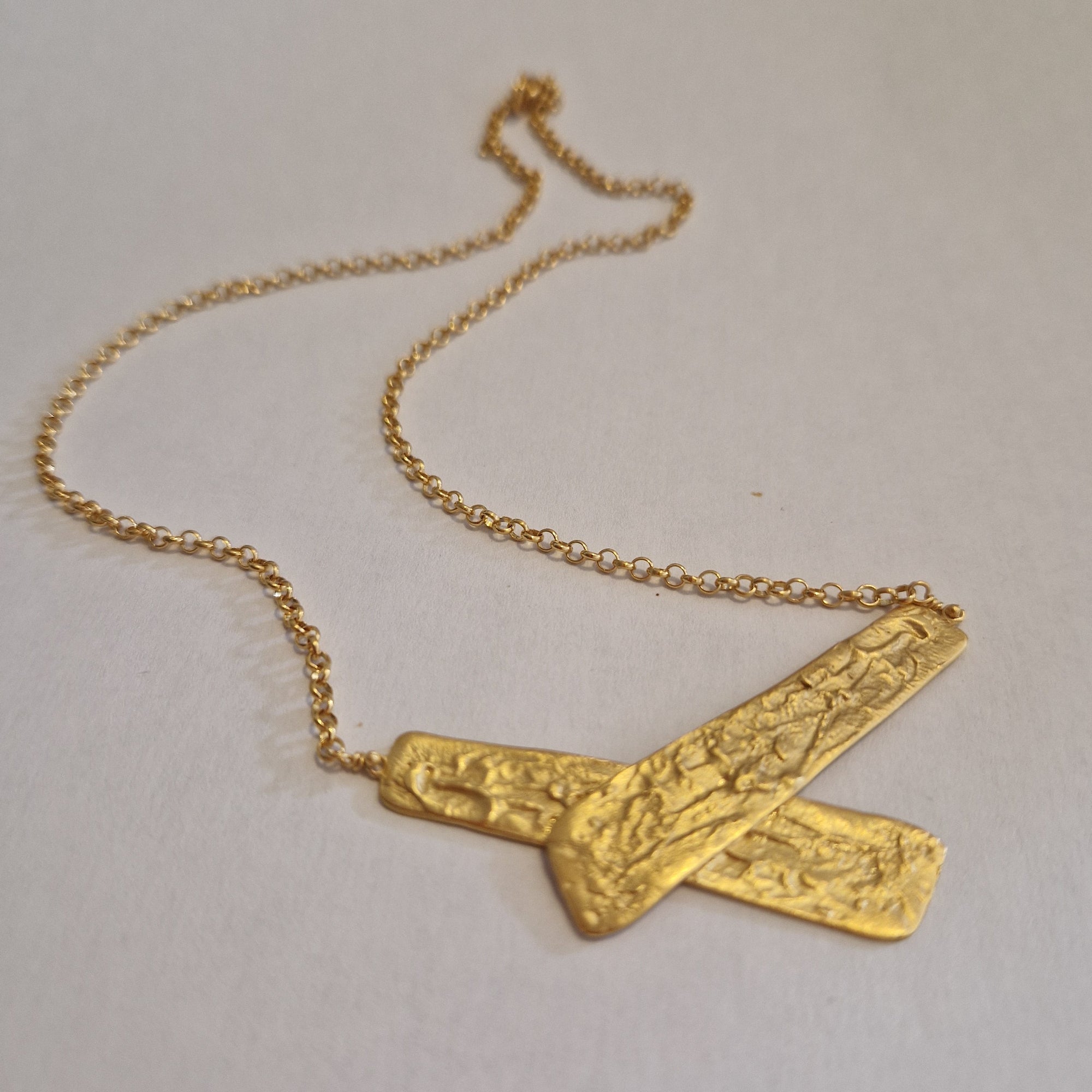 Μενταγιόν «Άμμος» – Επιχρυσωμένο Ασημένιο Κολιέ με Ανάγλυφο Μοτίβο