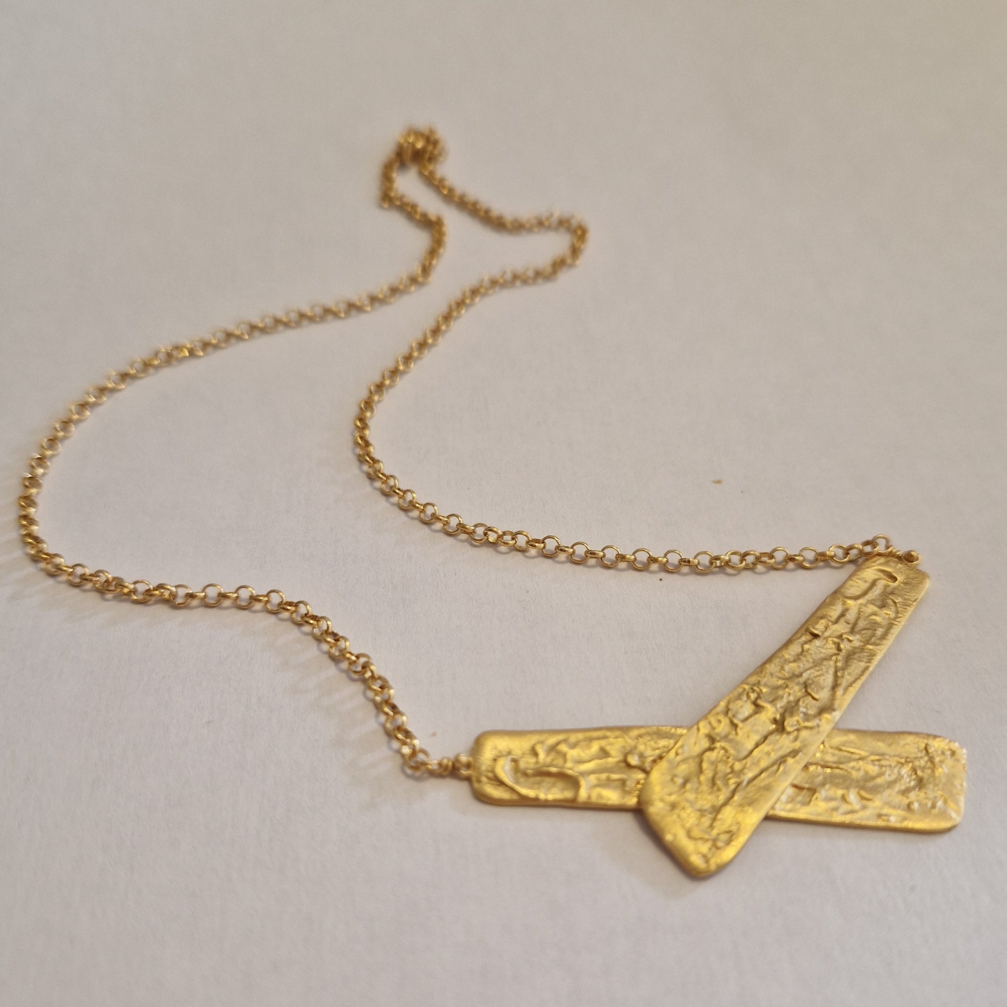 Μενταγιόν «Άμμος» – Επιχρυσωμένο Ασημένιο Κολιέ με Ανάγλυφο Μοτίβο