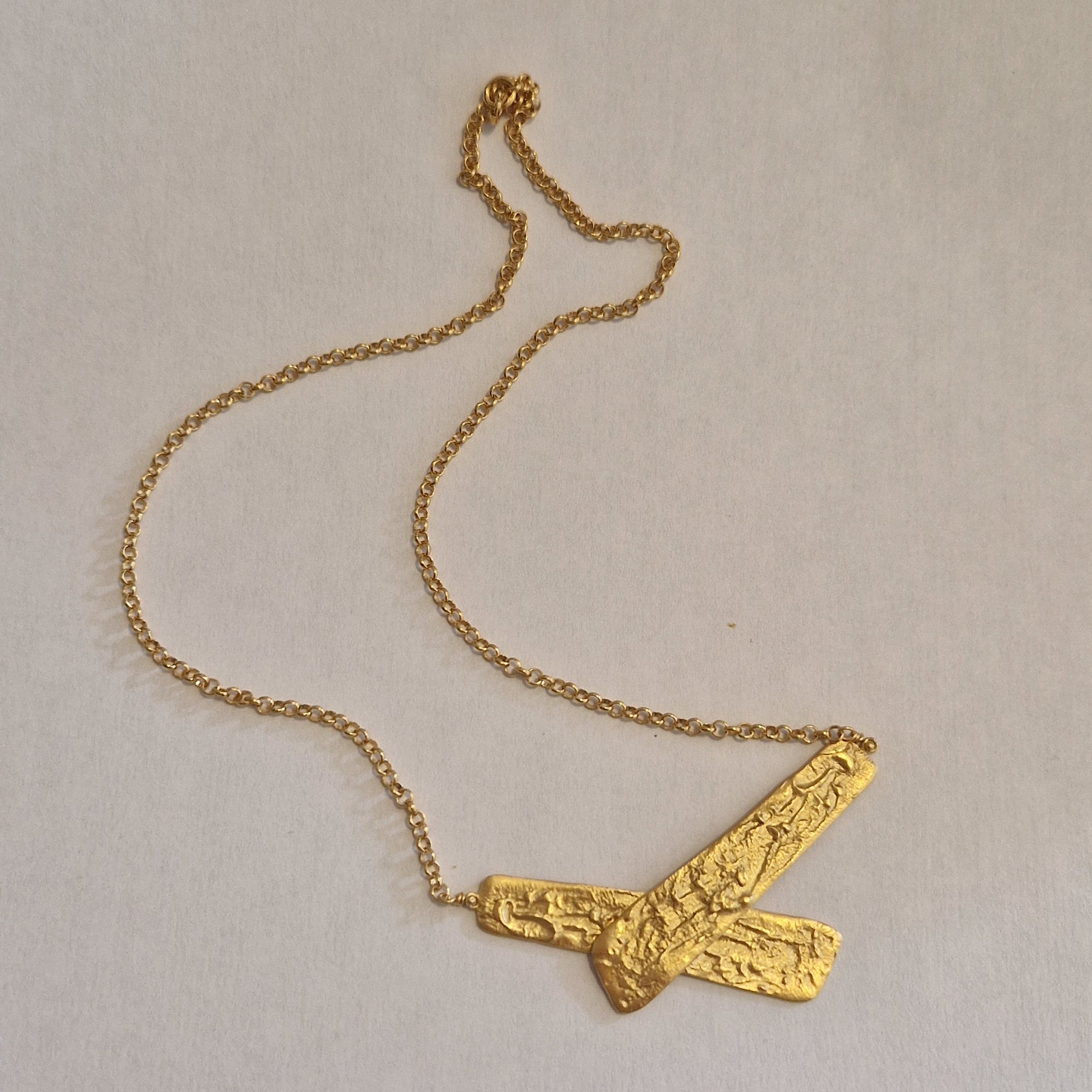 Μενταγιόν «Άμμος» – Επιχρυσωμένο Ασημένιο Κολιέ με Ανάγλυφο Μοτίβο