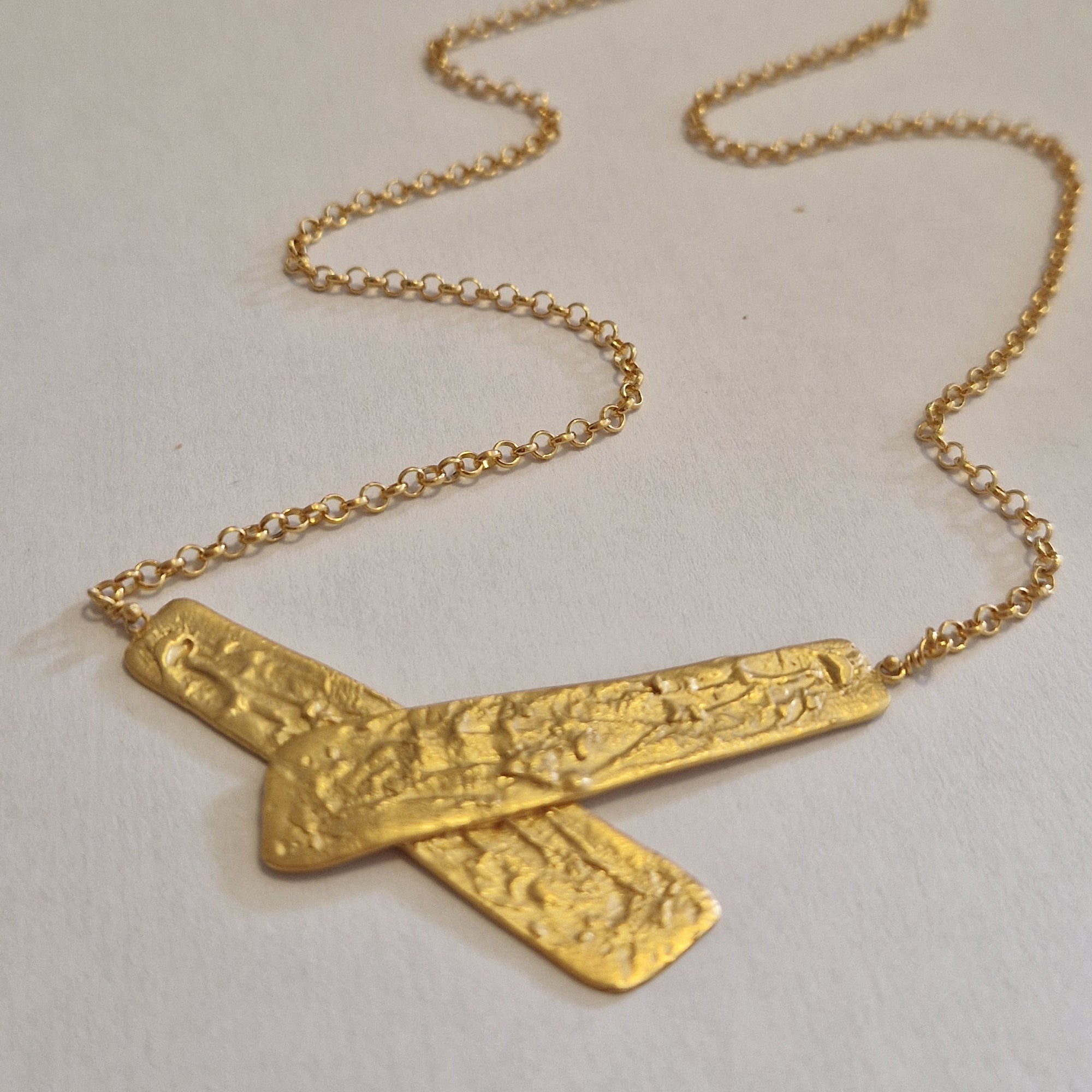 Μενταγιόν «Άμμος» – Επιχρυσωμένο Ασημένιο Κολιέ με Ανάγλυφο Μοτίβο