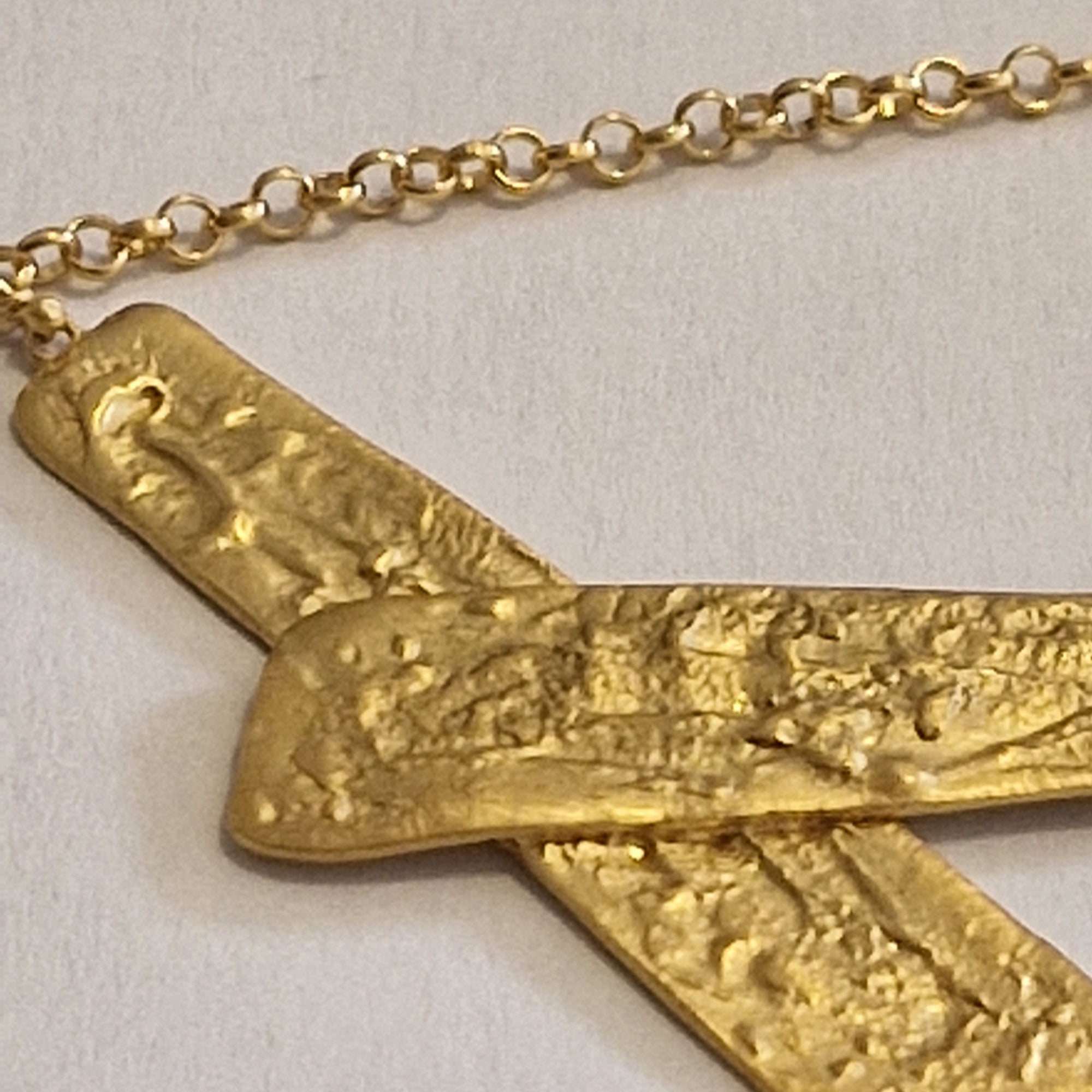 Μενταγιόν «Άμμος» – Επιχρυσωμένο Ασημένιο Κολιέ με Ανάγλυφο Μοτίβο