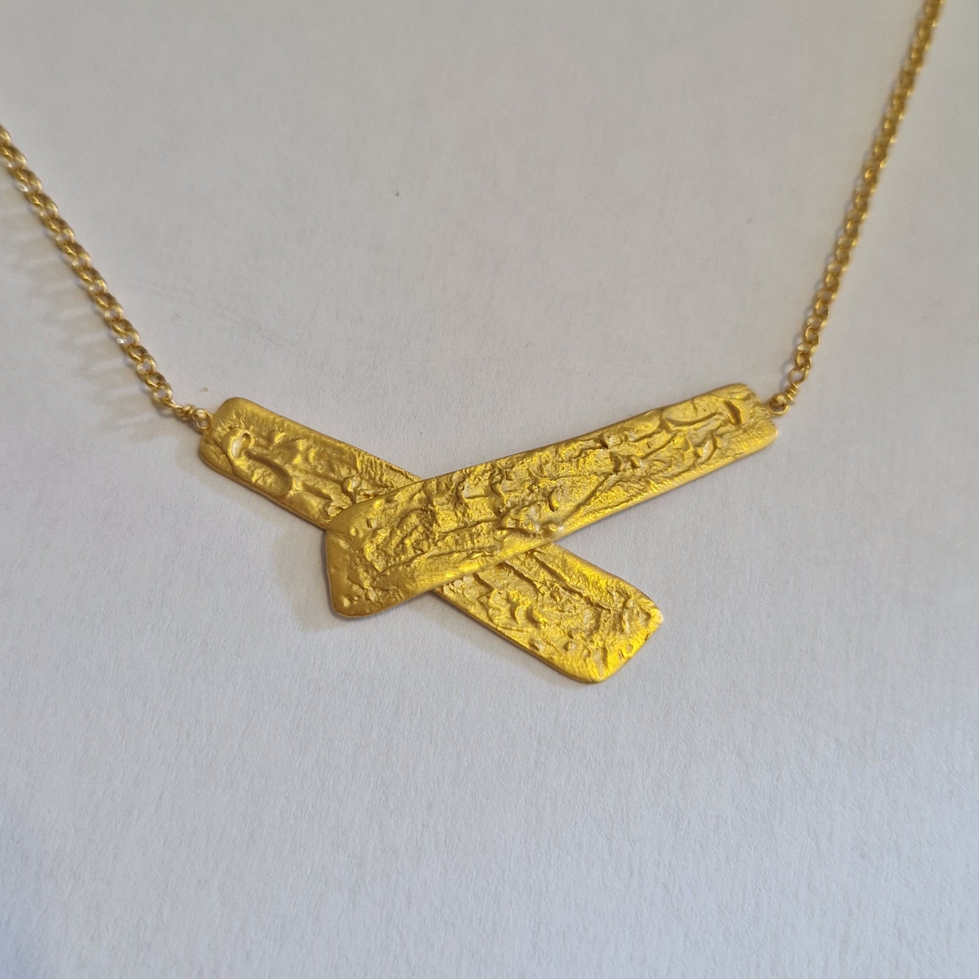 Μενταγιόν «Άμμος» – Επιχρυσωμένο Ασημένιο Κολιέ με Ανάγλυφο Μοτίβο