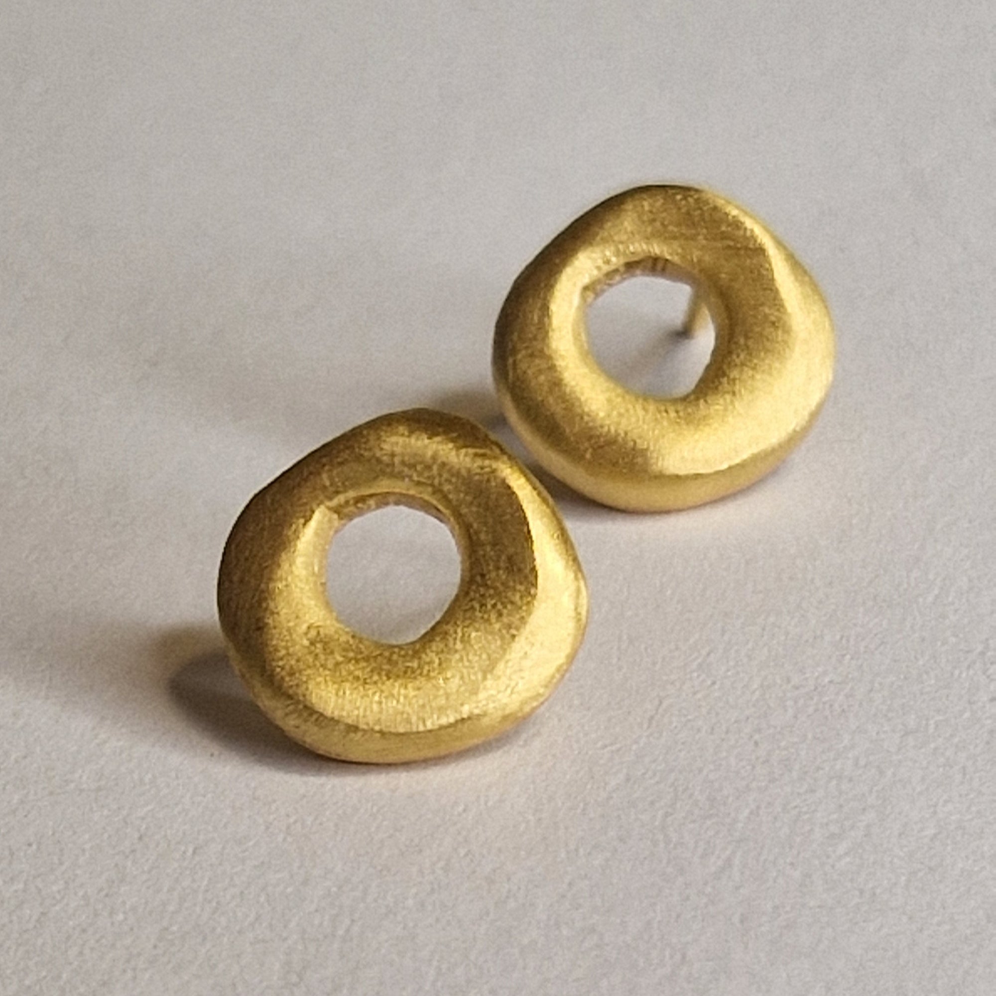 Small gold plated front facing hoops «Circle»