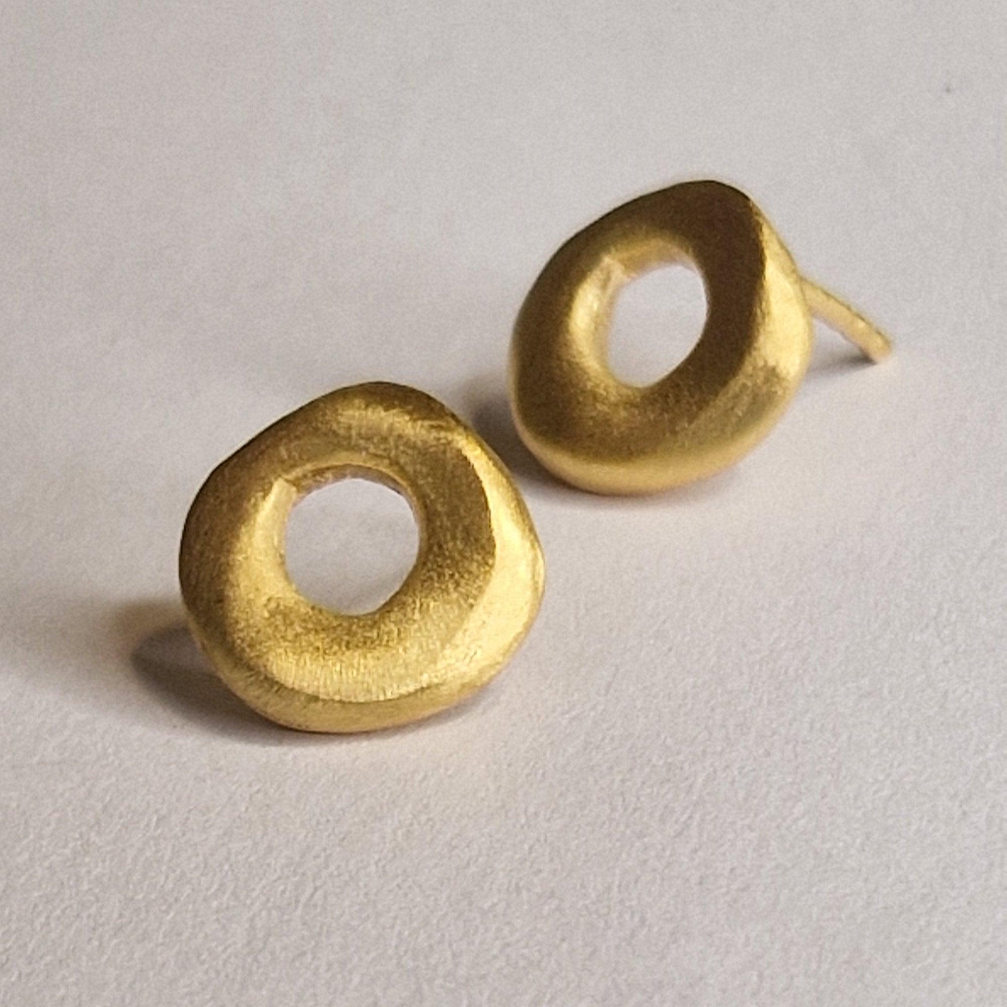 Small gold plated front facing hoops «Circle»