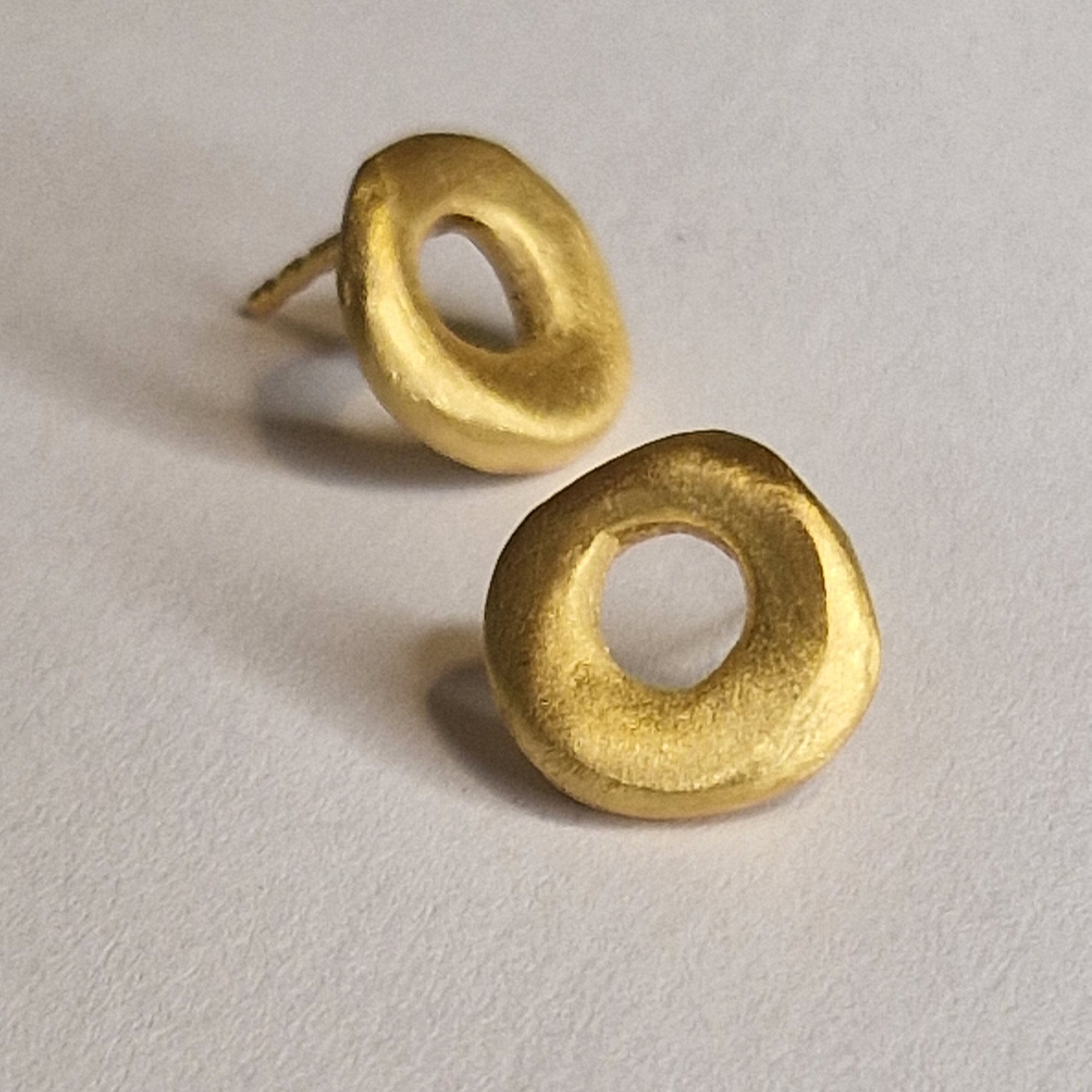 Small gold plated front facing hoops «Circle»
