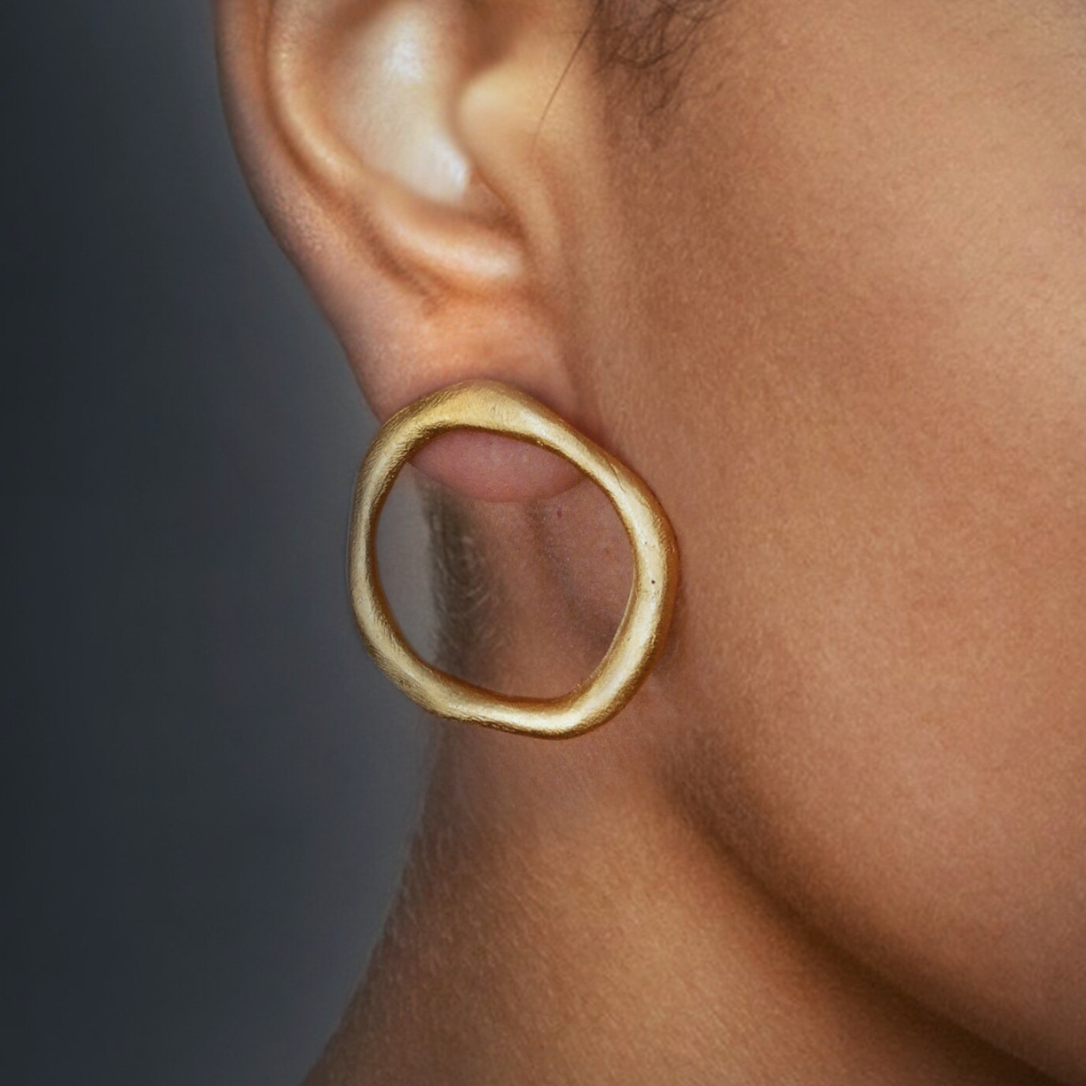 Front facing gold plated «Circle» hoops